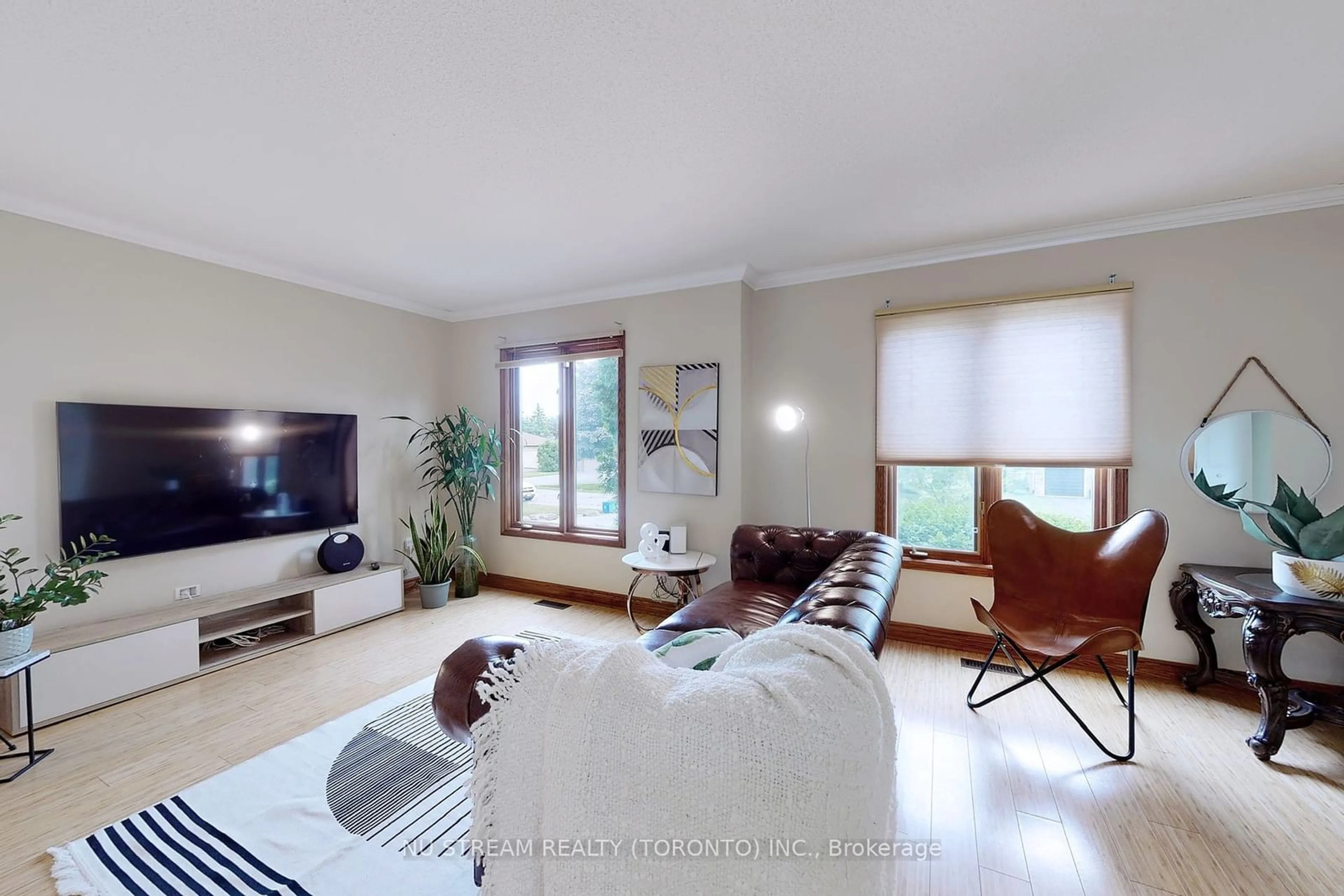 Living room for 14 Lady Diana Crt, Whitchurch-Stouffville Ontario L4A 2C9