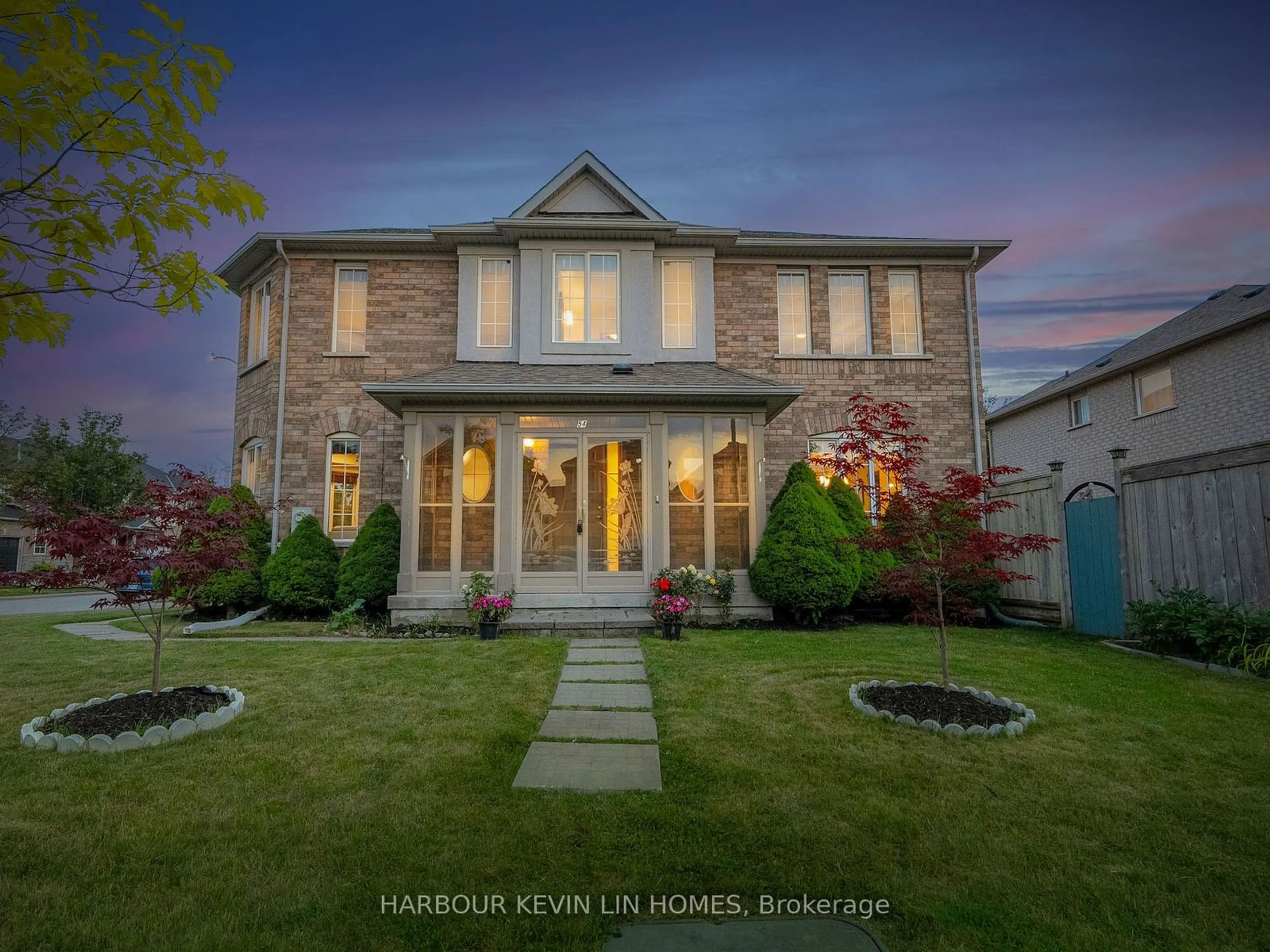 Frontside or backside of a home for 54 Waterton Cres, Richmond Hill Ontario L4B 4L2