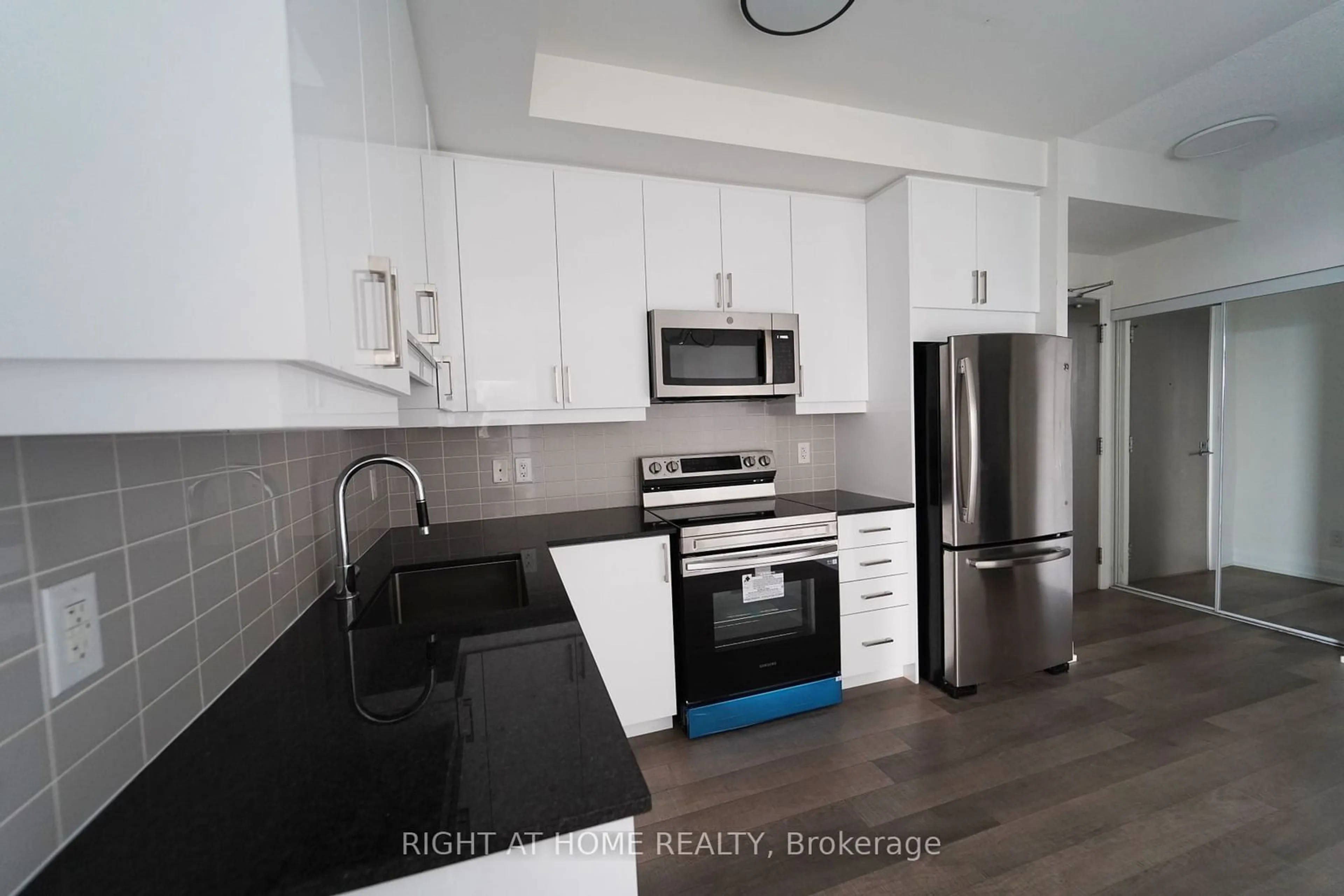 Standard kitchen for 7167 Yonge St #1512, Markham Ontario L3T 0E1