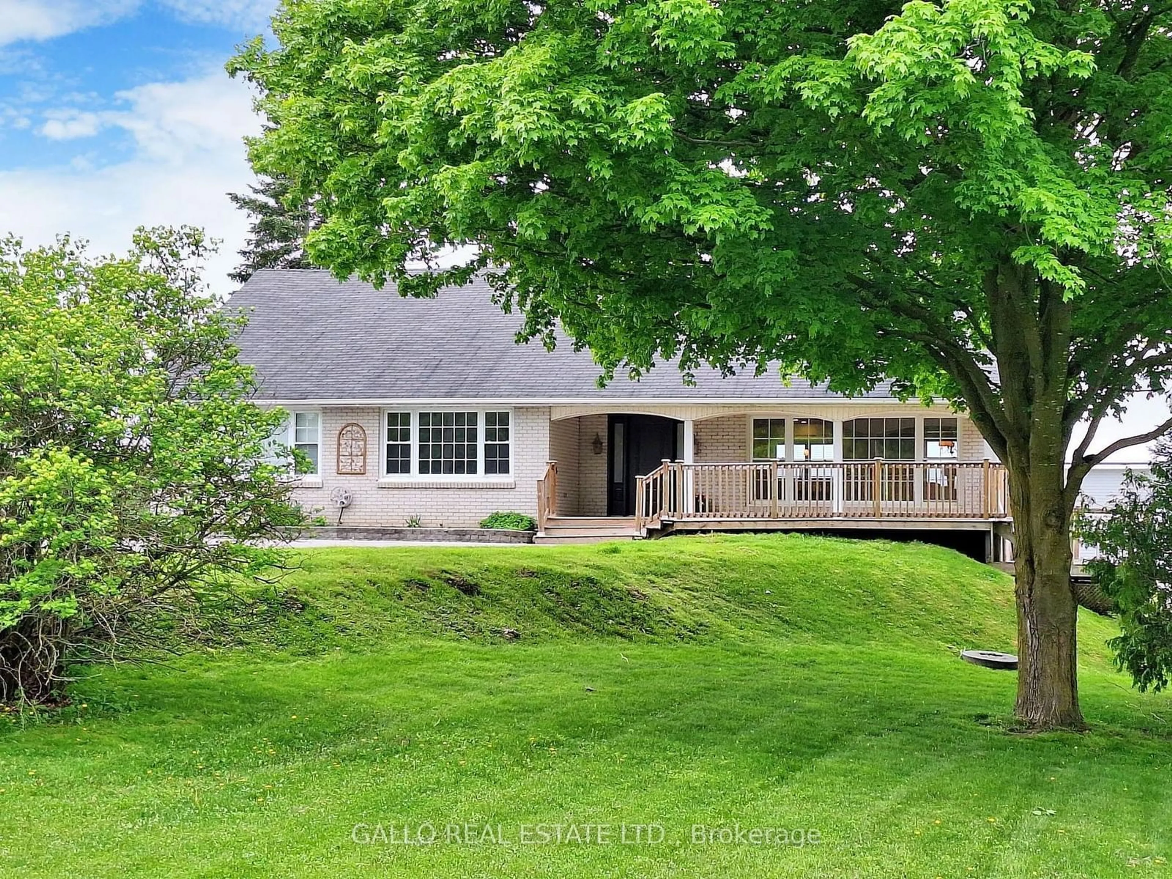 Frontside or backside of a home for 19622 Centre St, East Gwillimbury Ontario L0G 1M0
