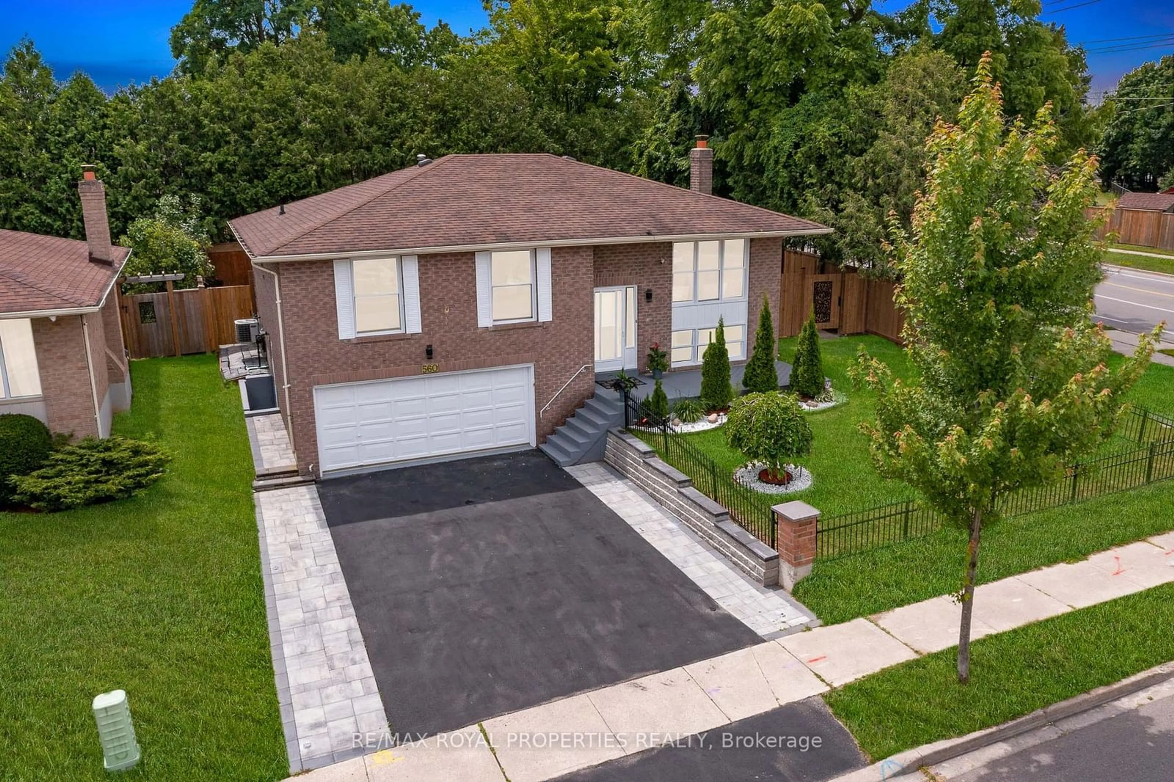 Frontside or backside of a home for 560 Bristol Rd, Newmarket Ontario L3Y 6T1