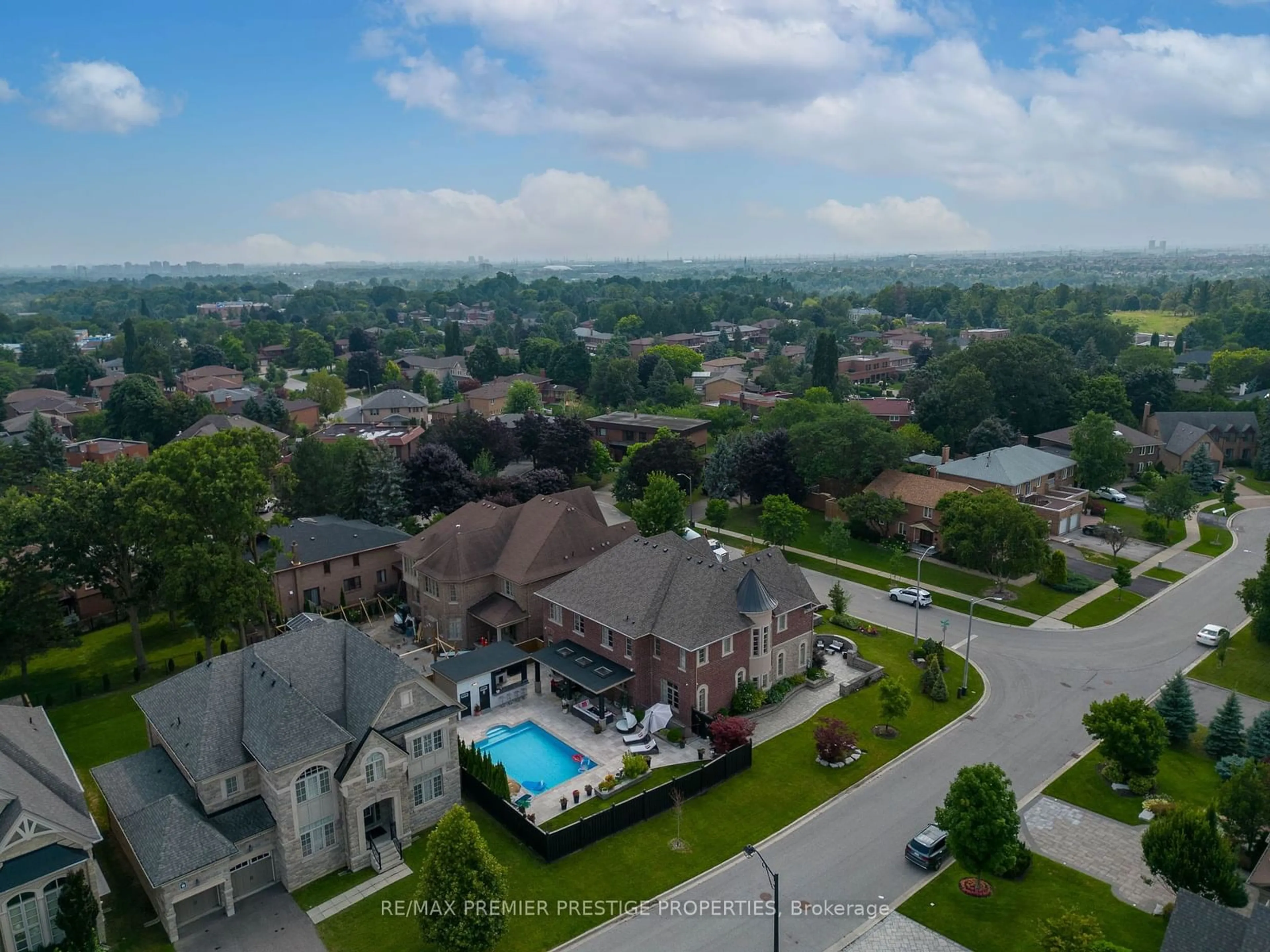 A pic from outside/outdoor area/front of a property/back of a property/a pic from drone, unknown for 95 Charmaine Rd, Vaughan Ontario L4L 1K3