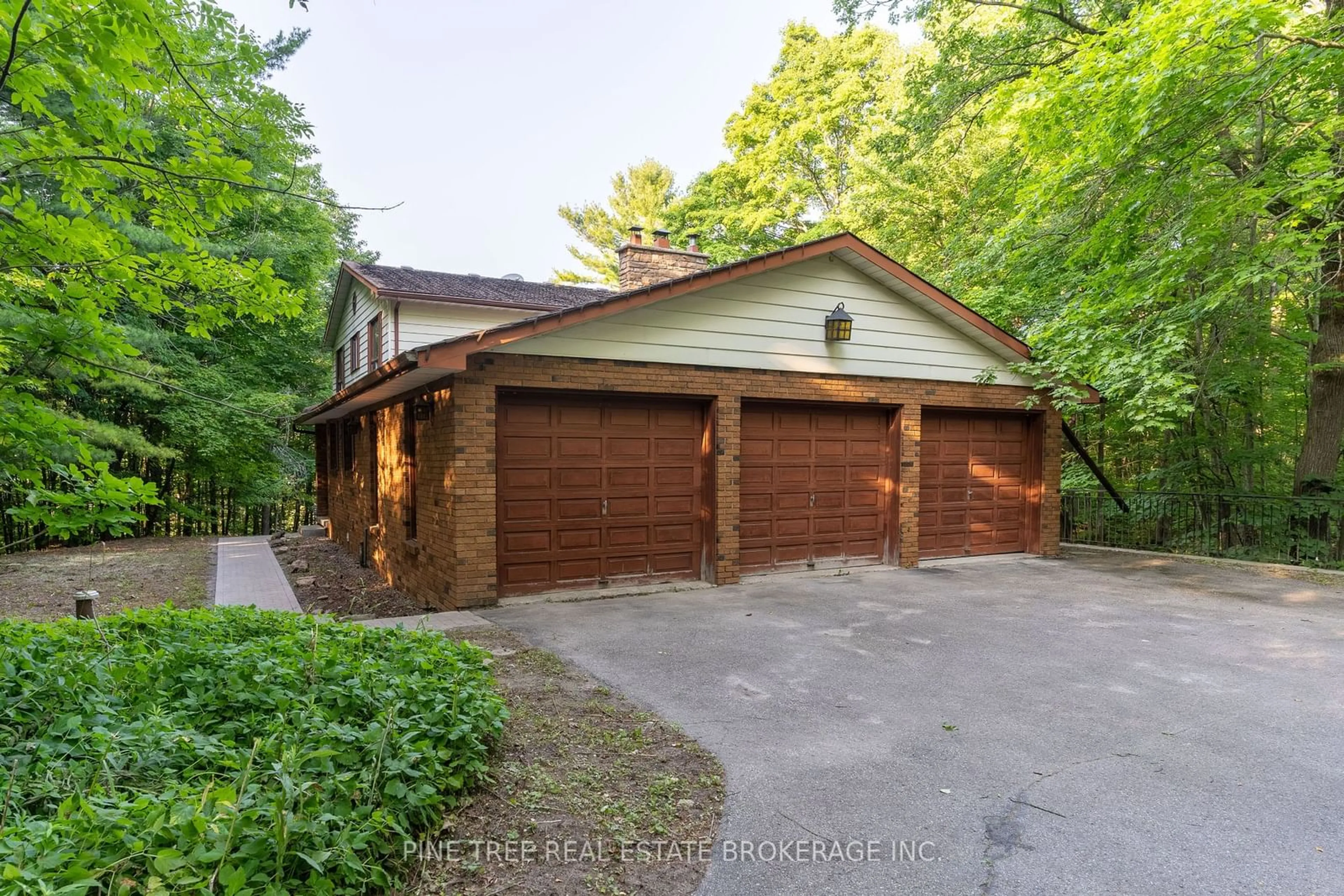 Indoor garage for 16581 Mccowan Rd, Whitchurch-Stouffville Ontario L4A 2B3