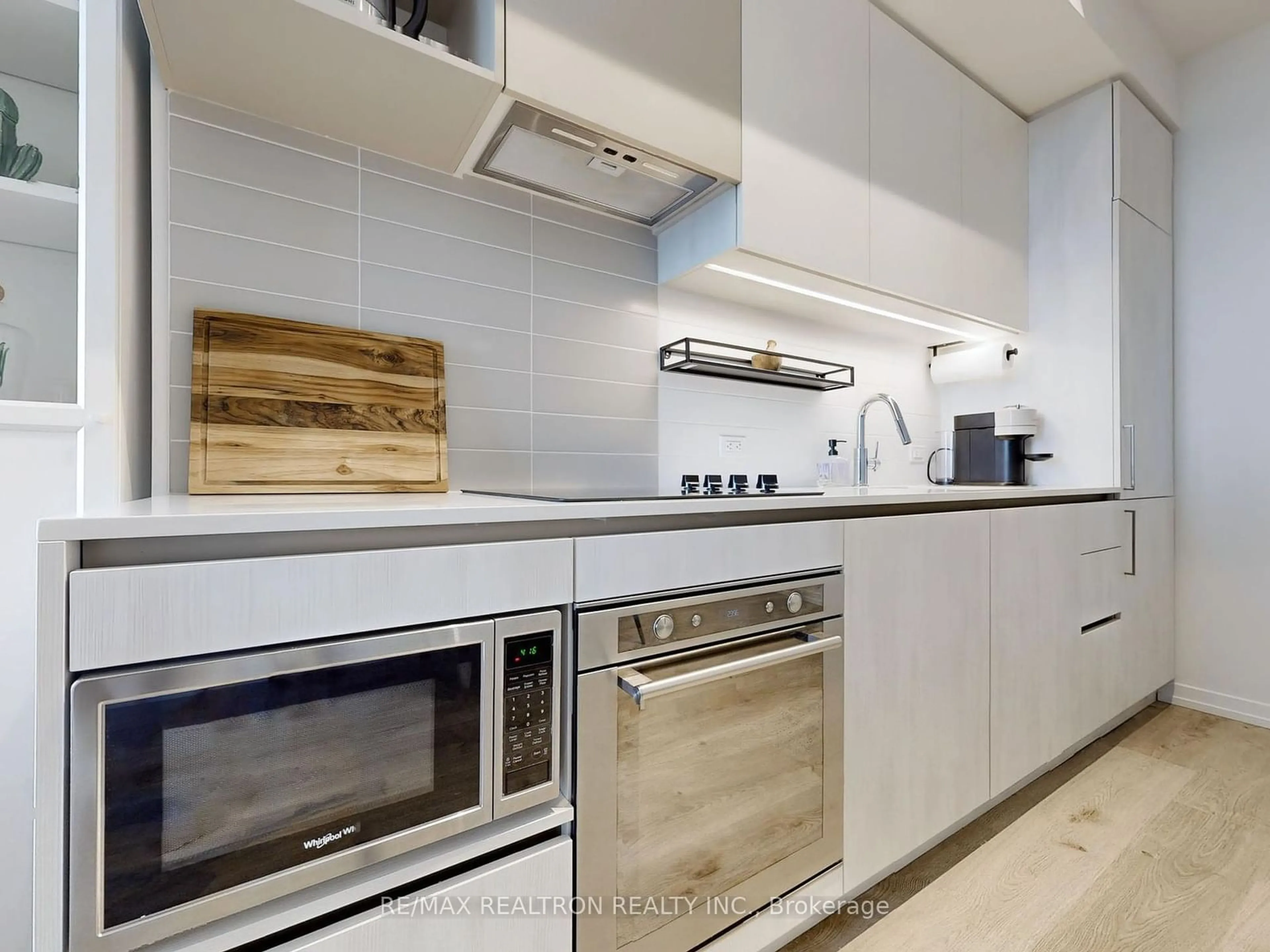 Contemporary kitchen for 1000 Portage Pkwy #2702, Vaughan Ontario L4K 0L1