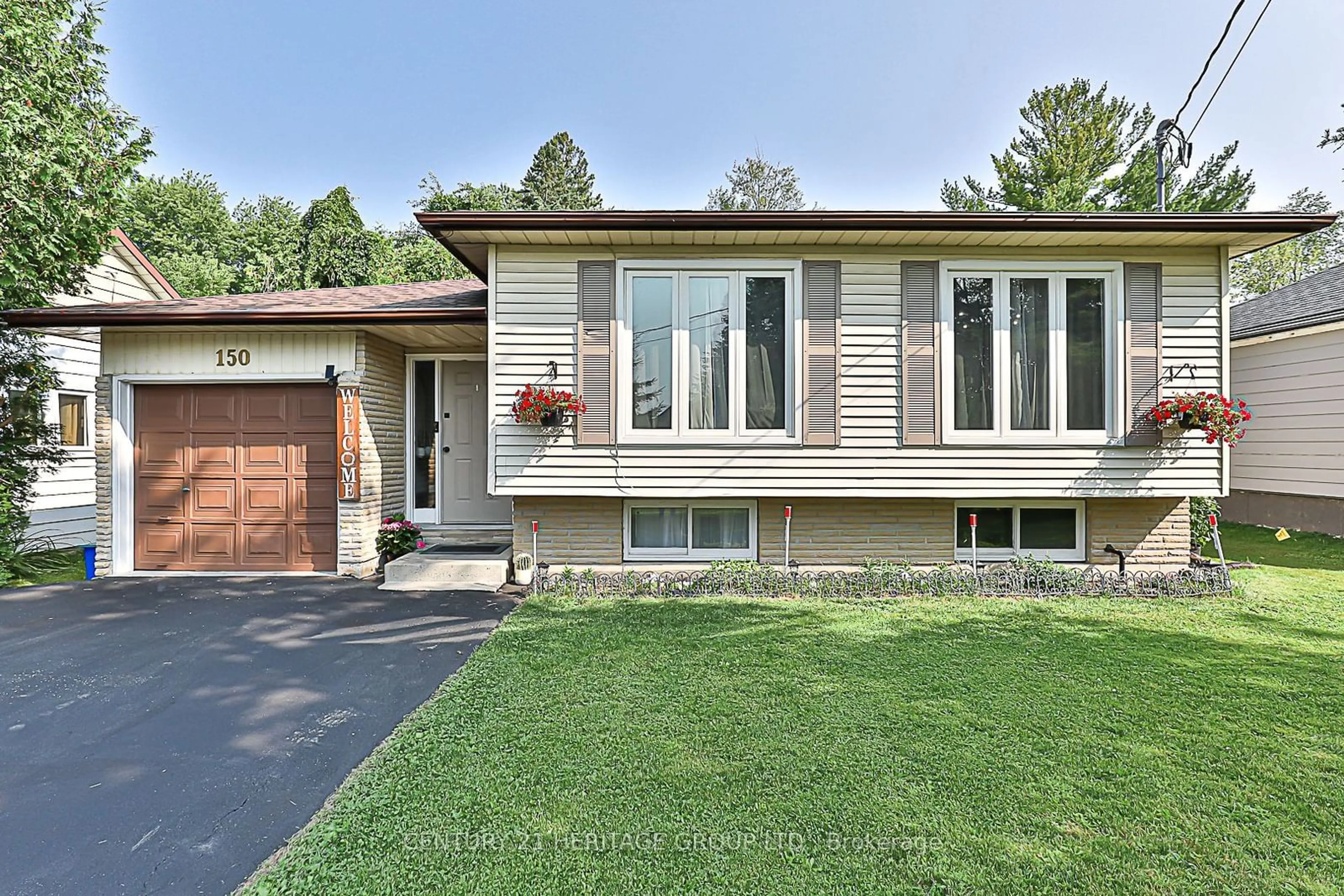 Home with brick exterior material for 150 Bayview Ave, Georgina Ontario L4P 2S9
