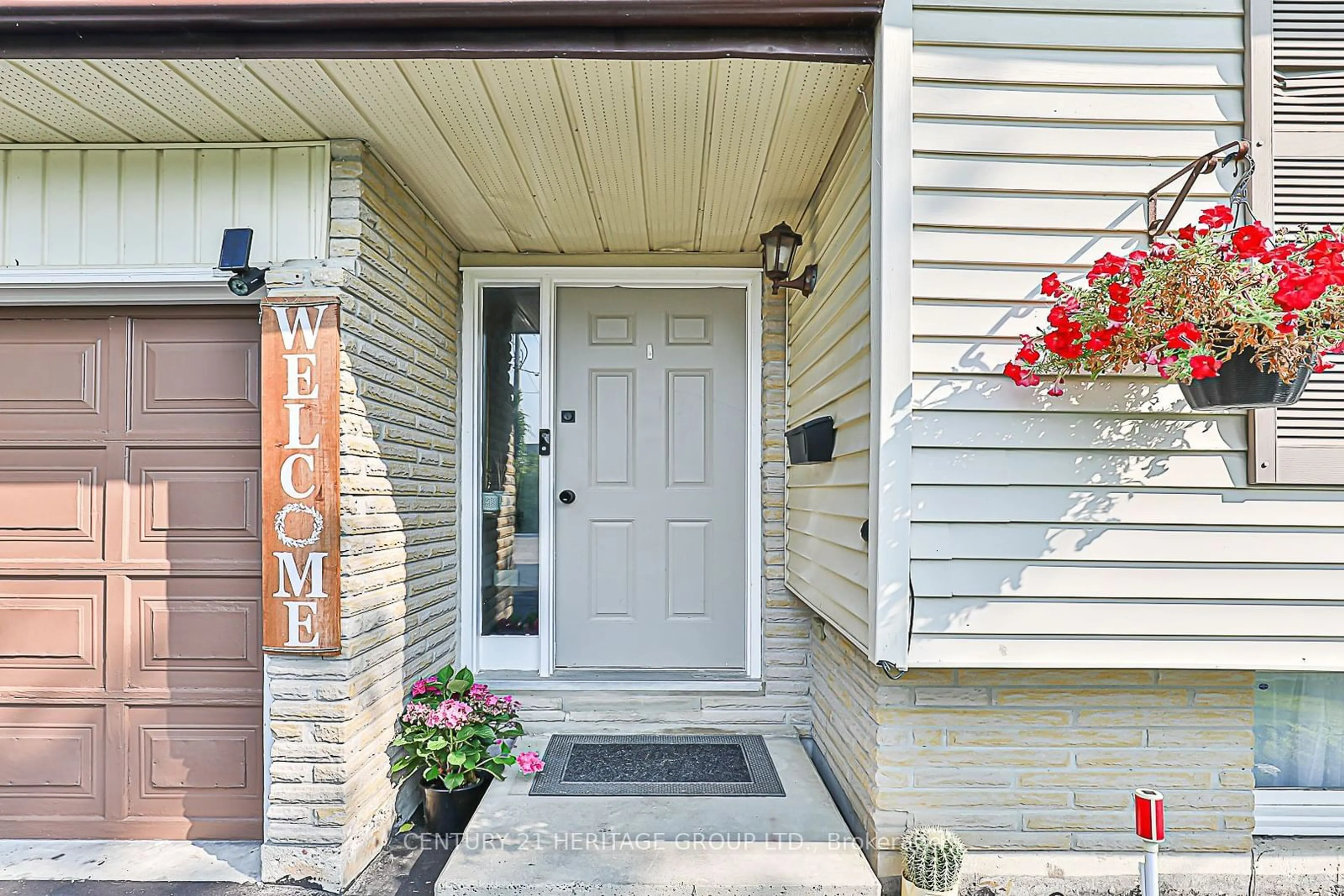 Indoor entryway for 150 Bayview Ave, Georgina Ontario L4P 2S9