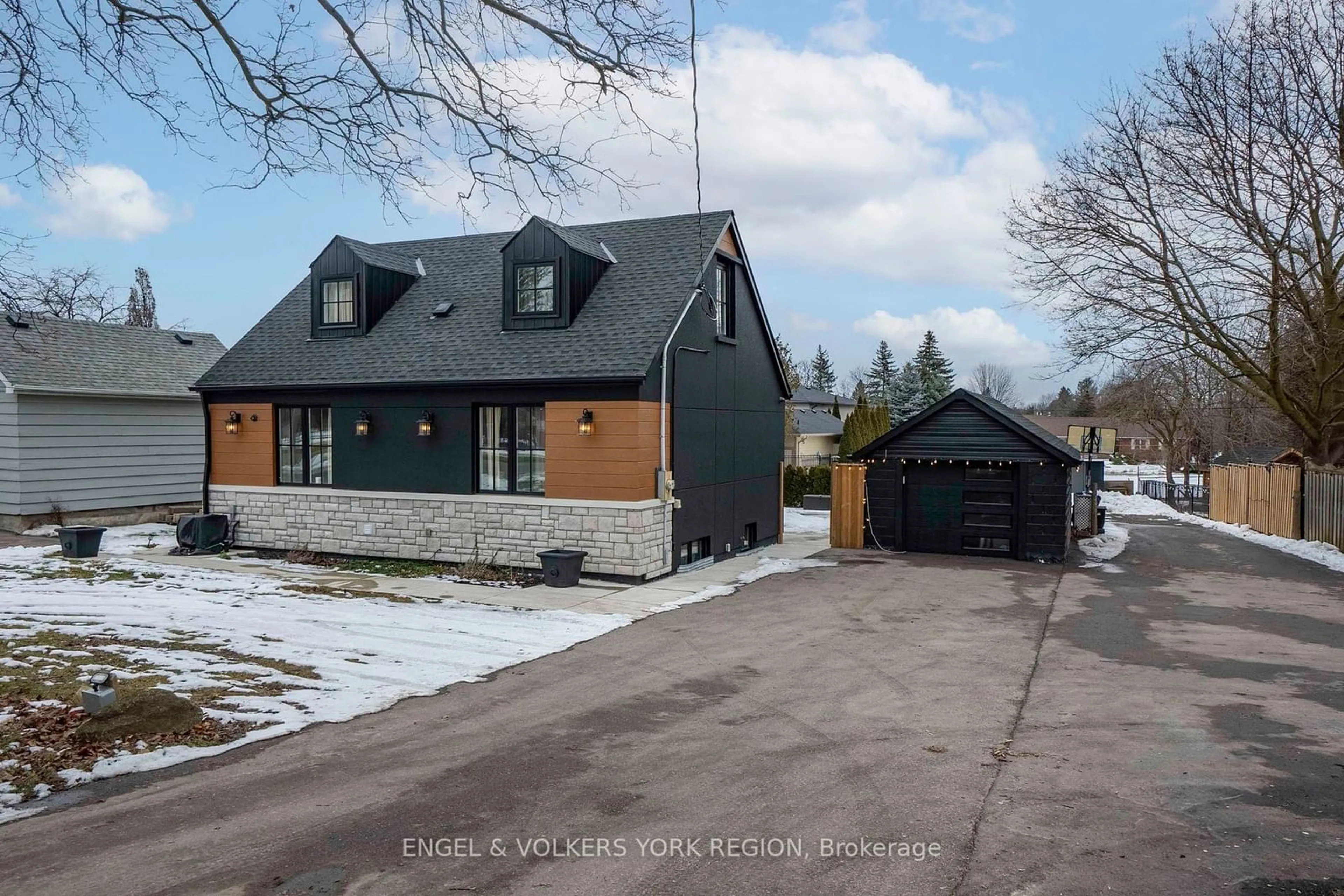 Frontside or backside of a home for 13169 Highway 27, King Ontario L0G 1N0