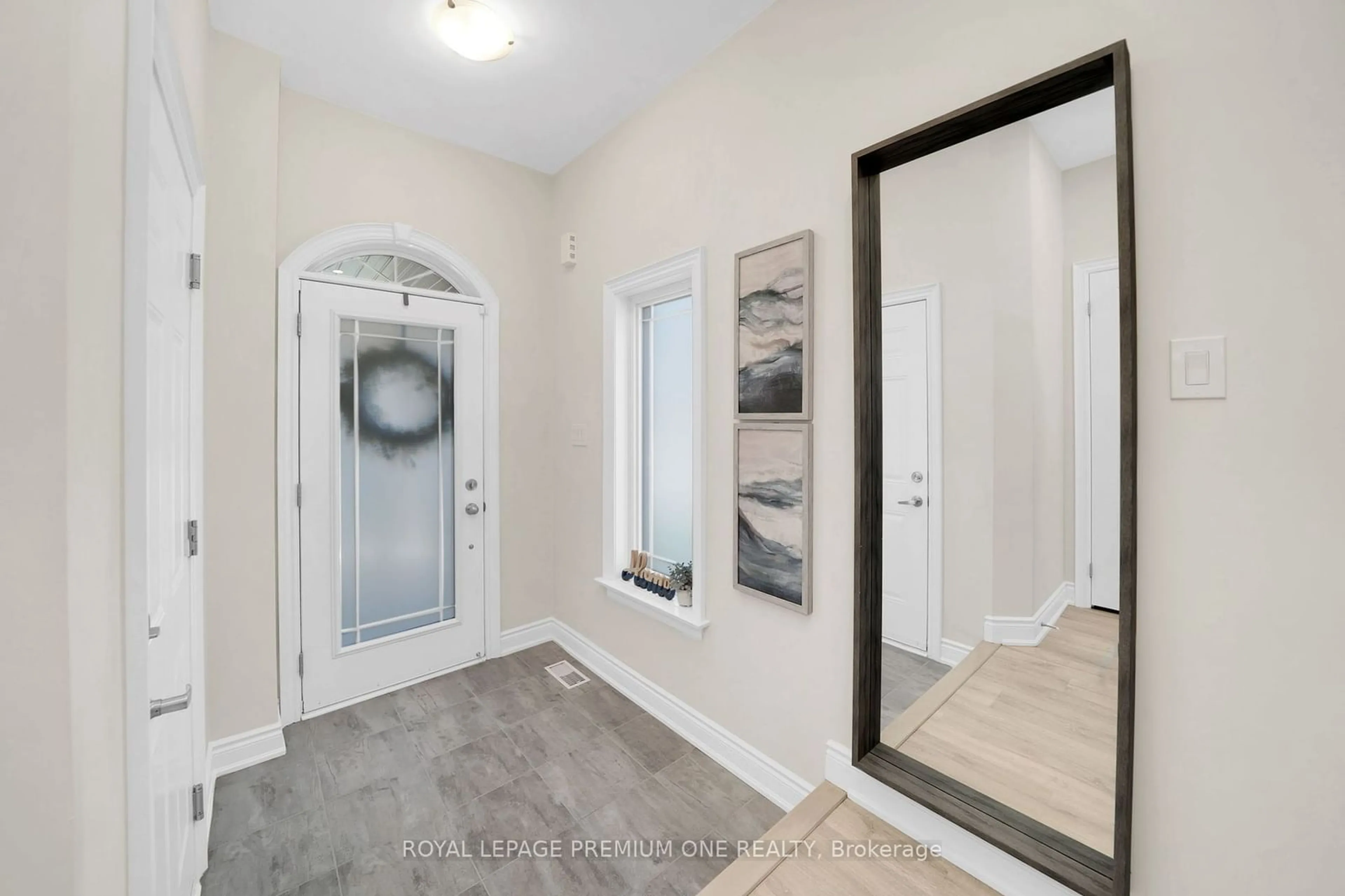 Indoor entryway for 135 Arnold Cres, New Tecumseth Ontario L9R 0T6