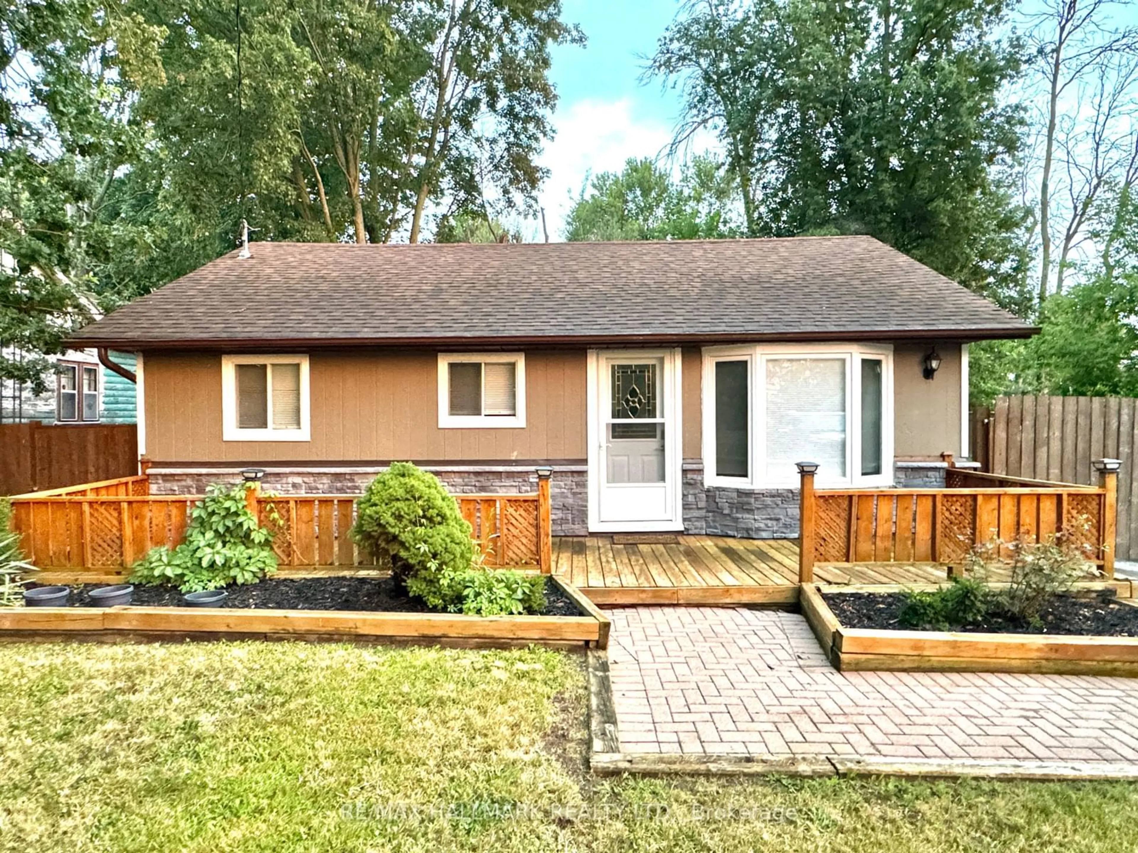 Frontside or backside of a home for 1127 Gilford Rd, Innisfil Ontario L0L 1R0