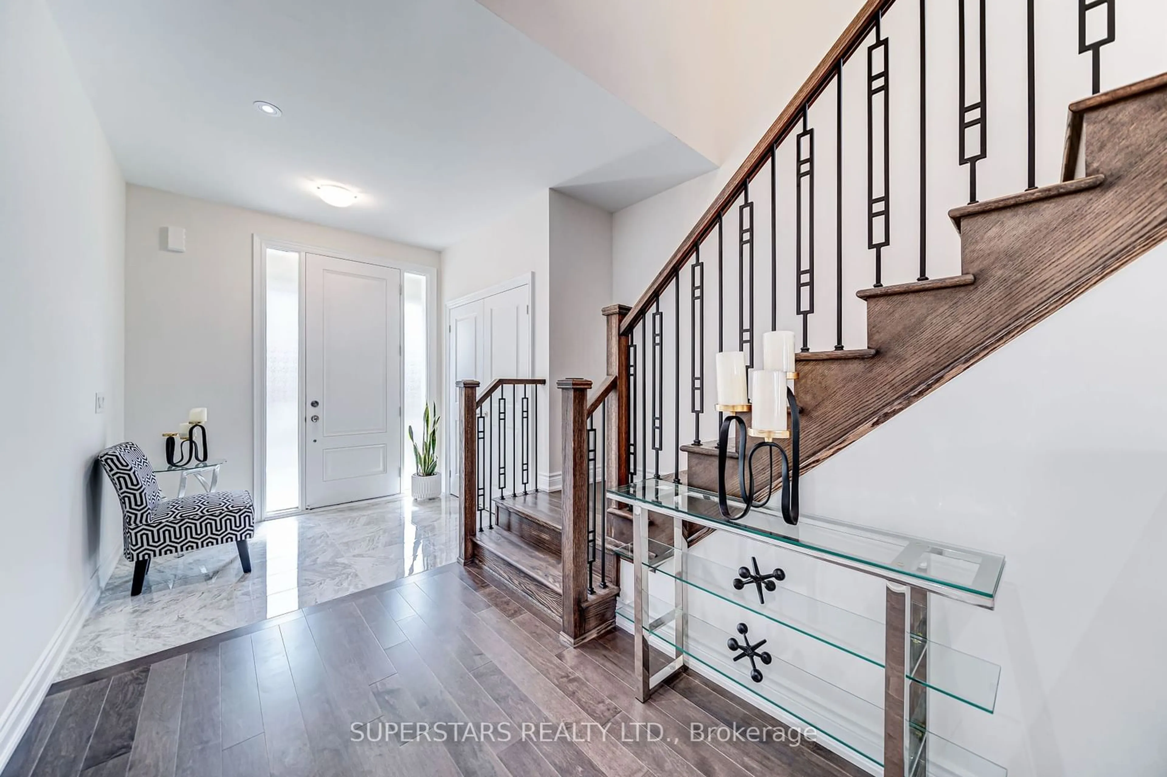 Indoor entryway for 74 Watershed Gate, East Gwillimbury Ontario L9N 0Y2