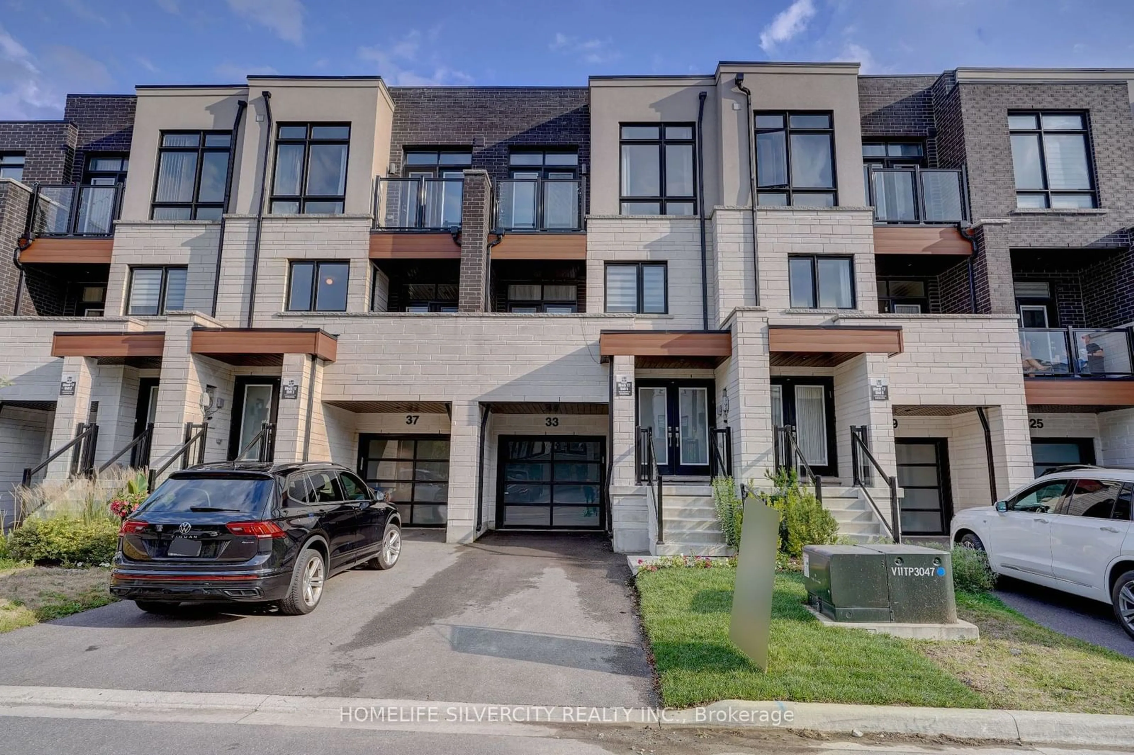 A pic from exterior of the house or condo for 33 Golden Tr, Vaughan Ontario L6A 5A1