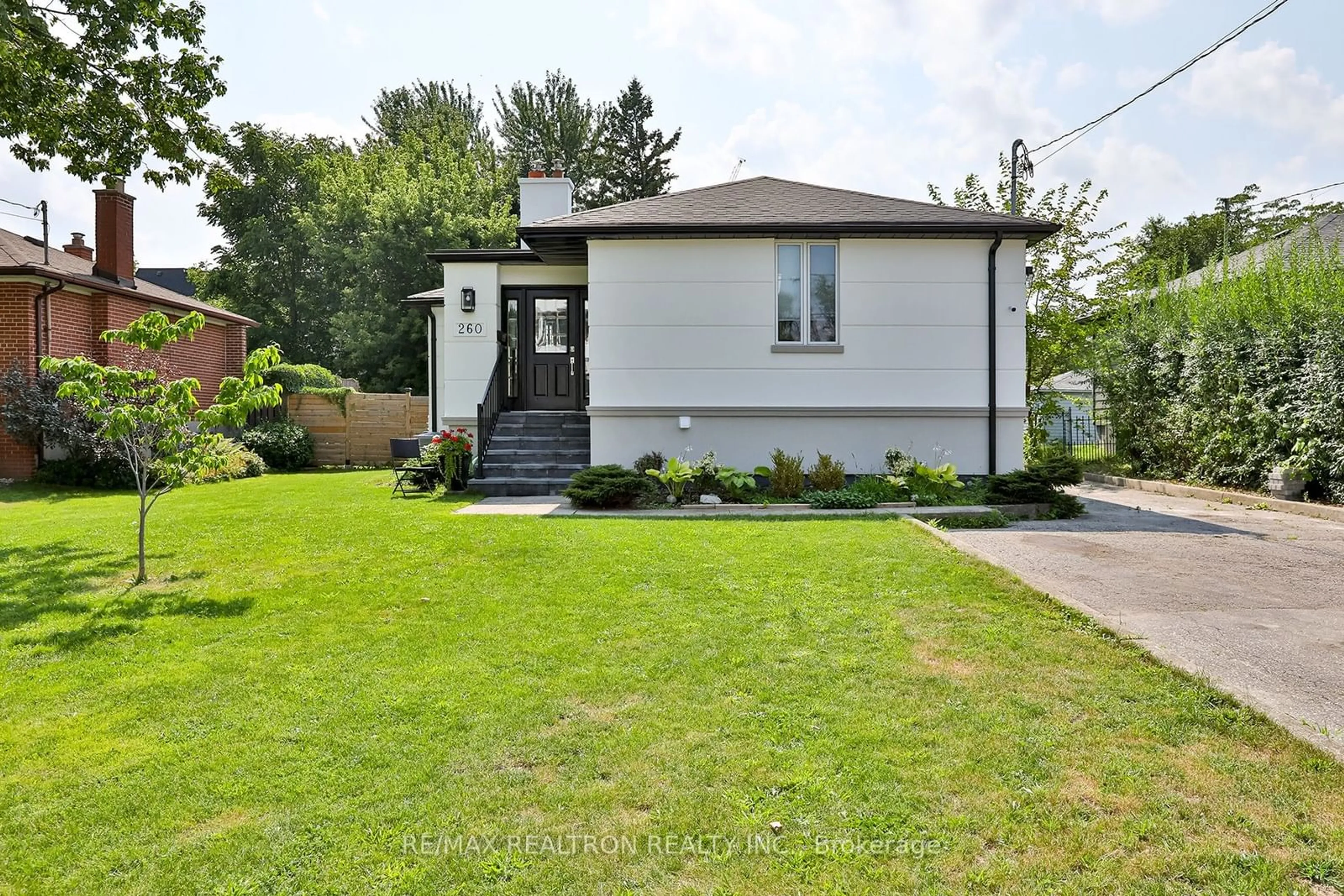 Frontside or backside of a home for 260 Ruggles Ave, Richmond Hill Ontario L4C 1Y7