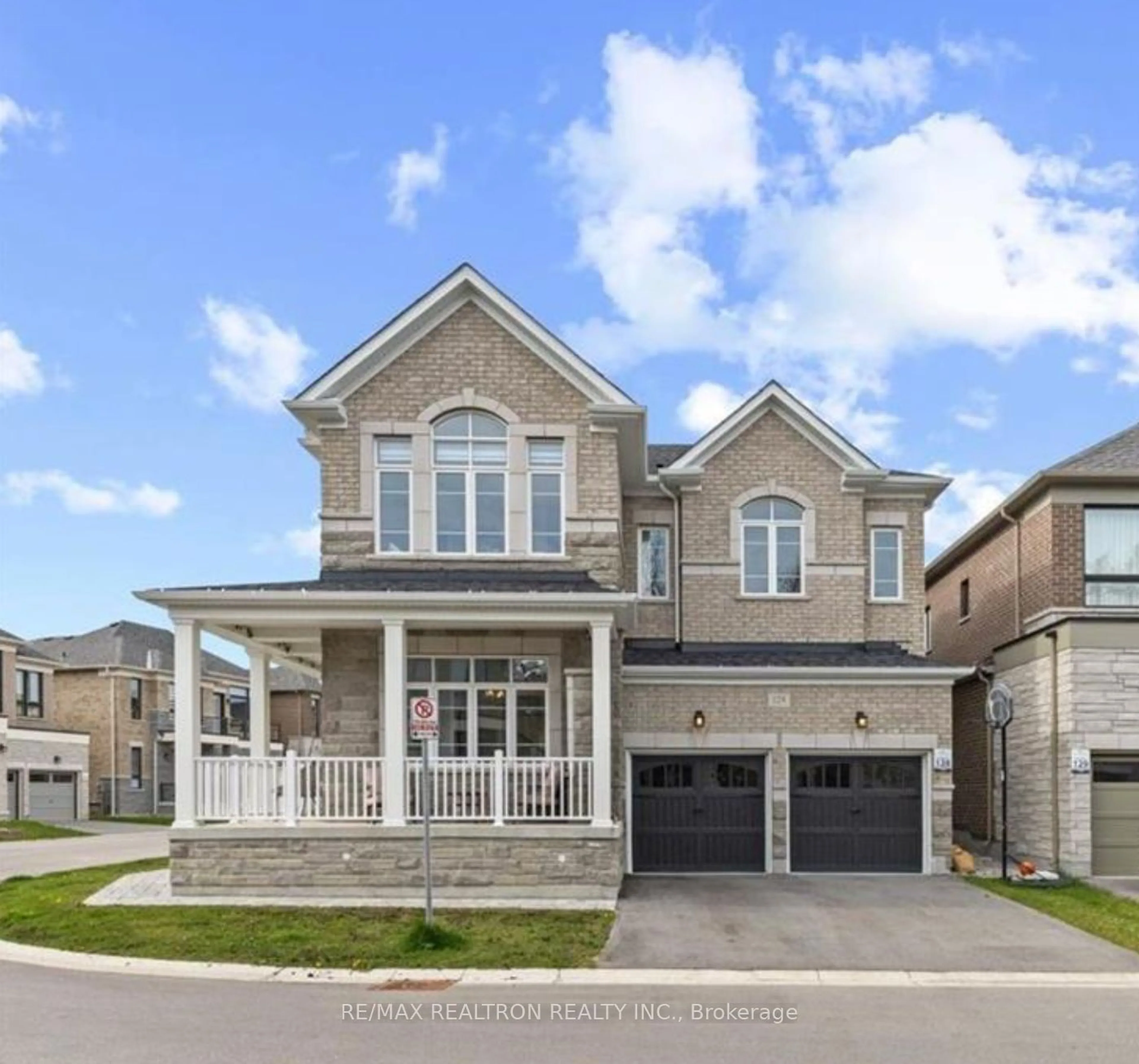 Frontside or backside of a home for 129 Pine Hill Cres, Aurora Ontario L4G 3X9