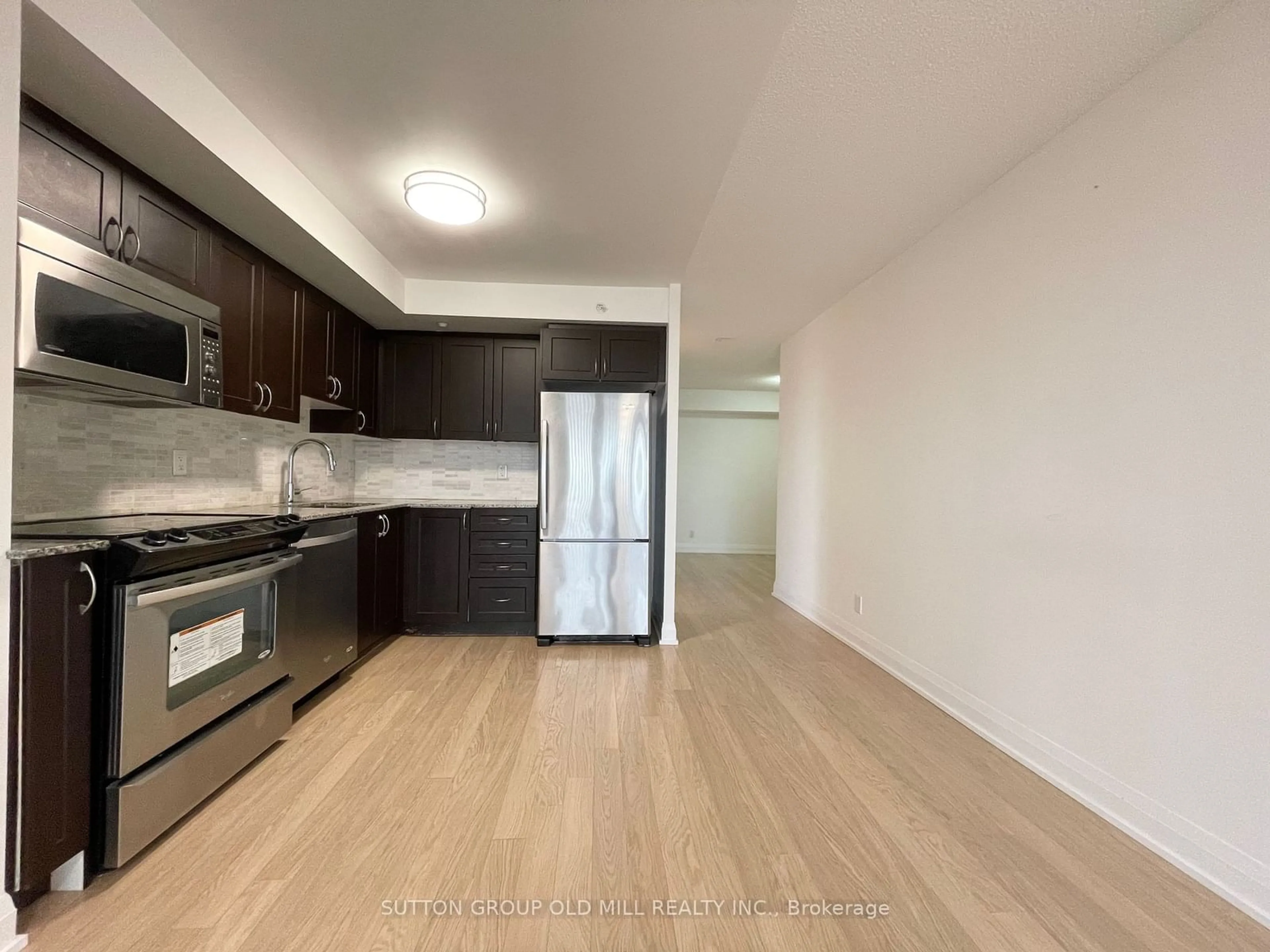 Standard kitchen, wood floors for 376 Highway 7 #927, Richmond Hill Ontario L4B 0C7