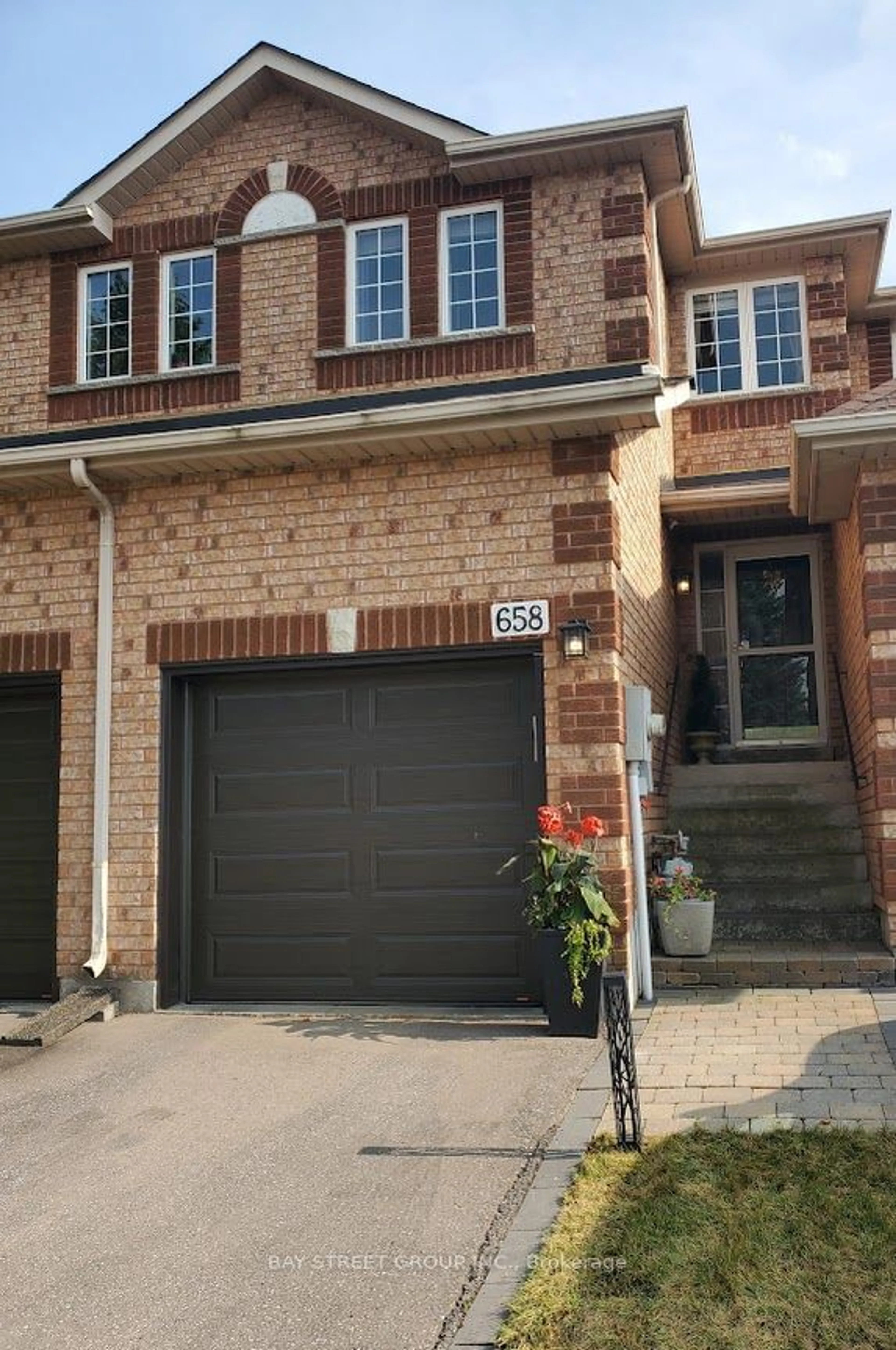 Home with brick exterior material for 658 Macnab Gate, Newmarket Ontario L3Y 8S5