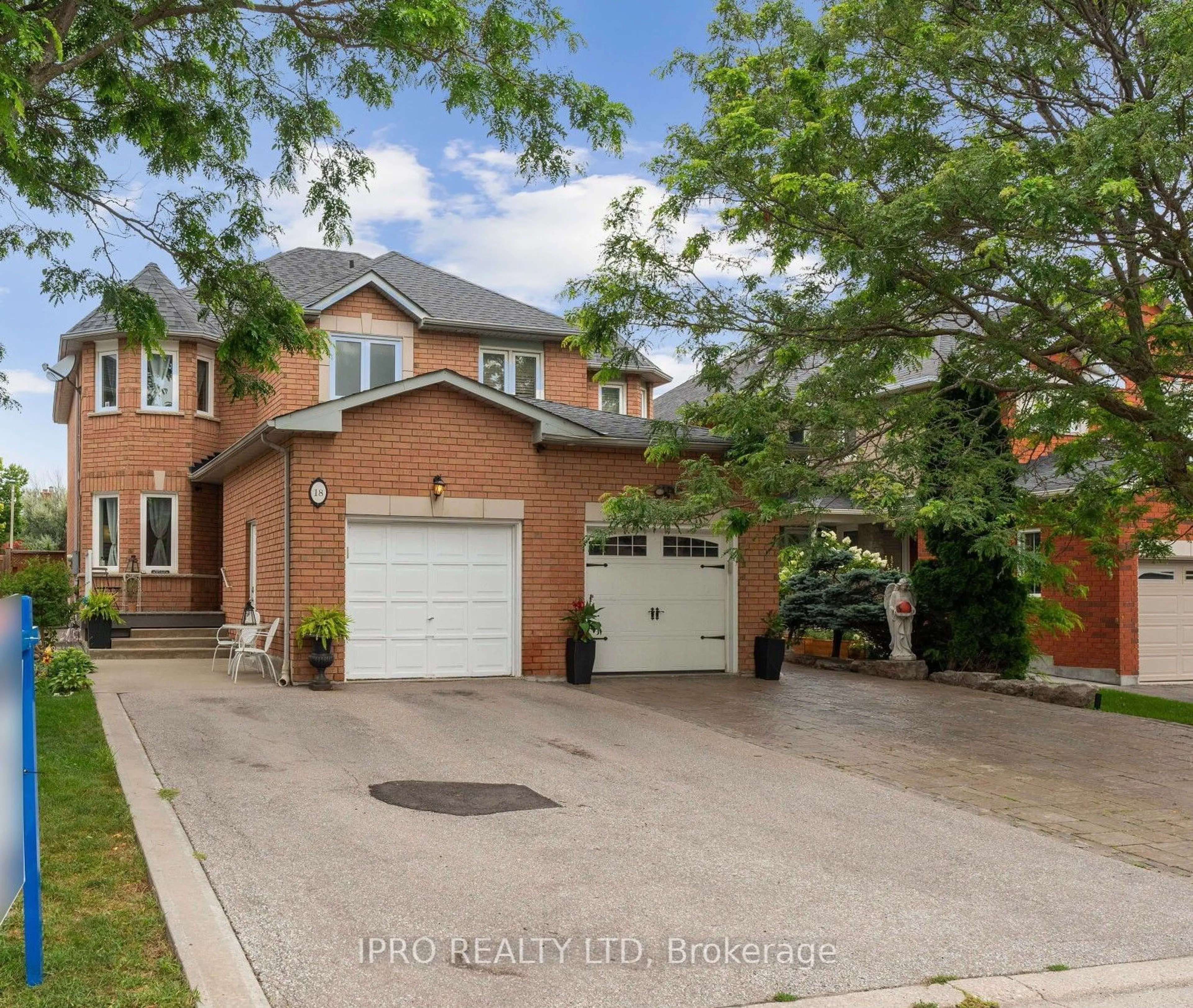 Home with brick exterior material for 18 Isa Crt, Vaughan Ontario L4H 1J4