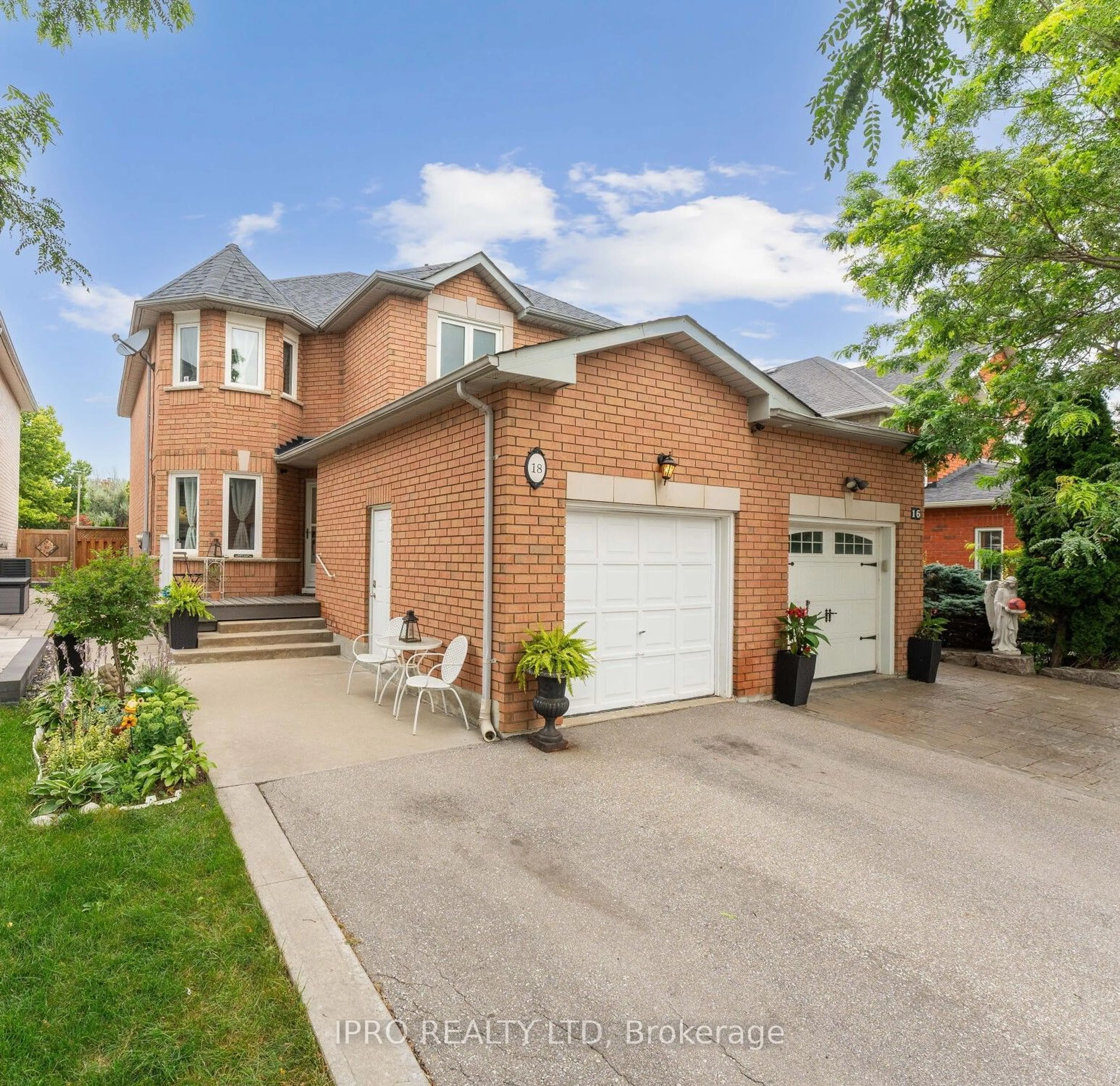 Home with brick exterior material for 18 Isa Crt, Vaughan Ontario L4H 1J4