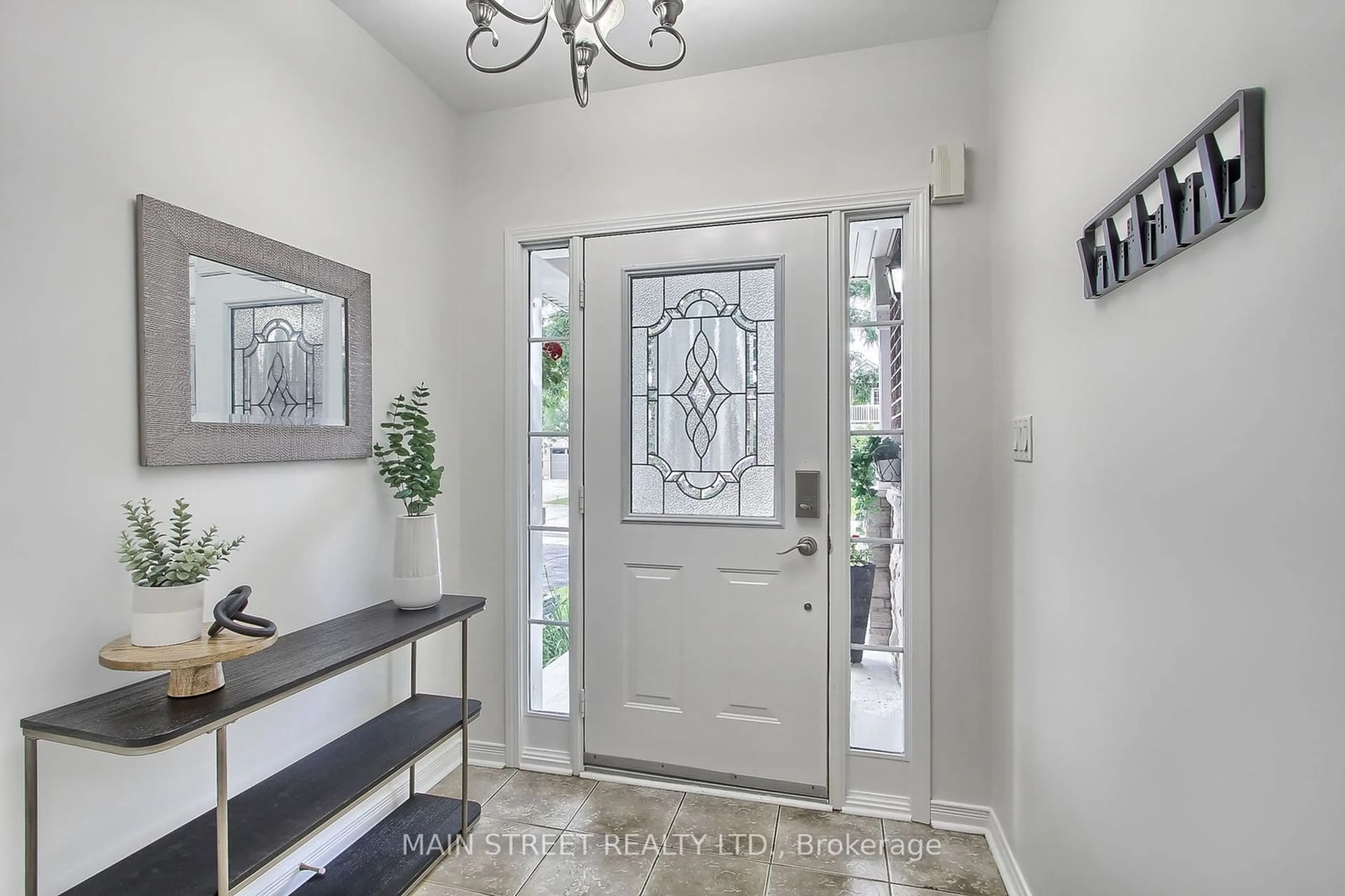 Indoor entryway for 445 Sydor Crt, Newmarket Ontario L3X 2Y6