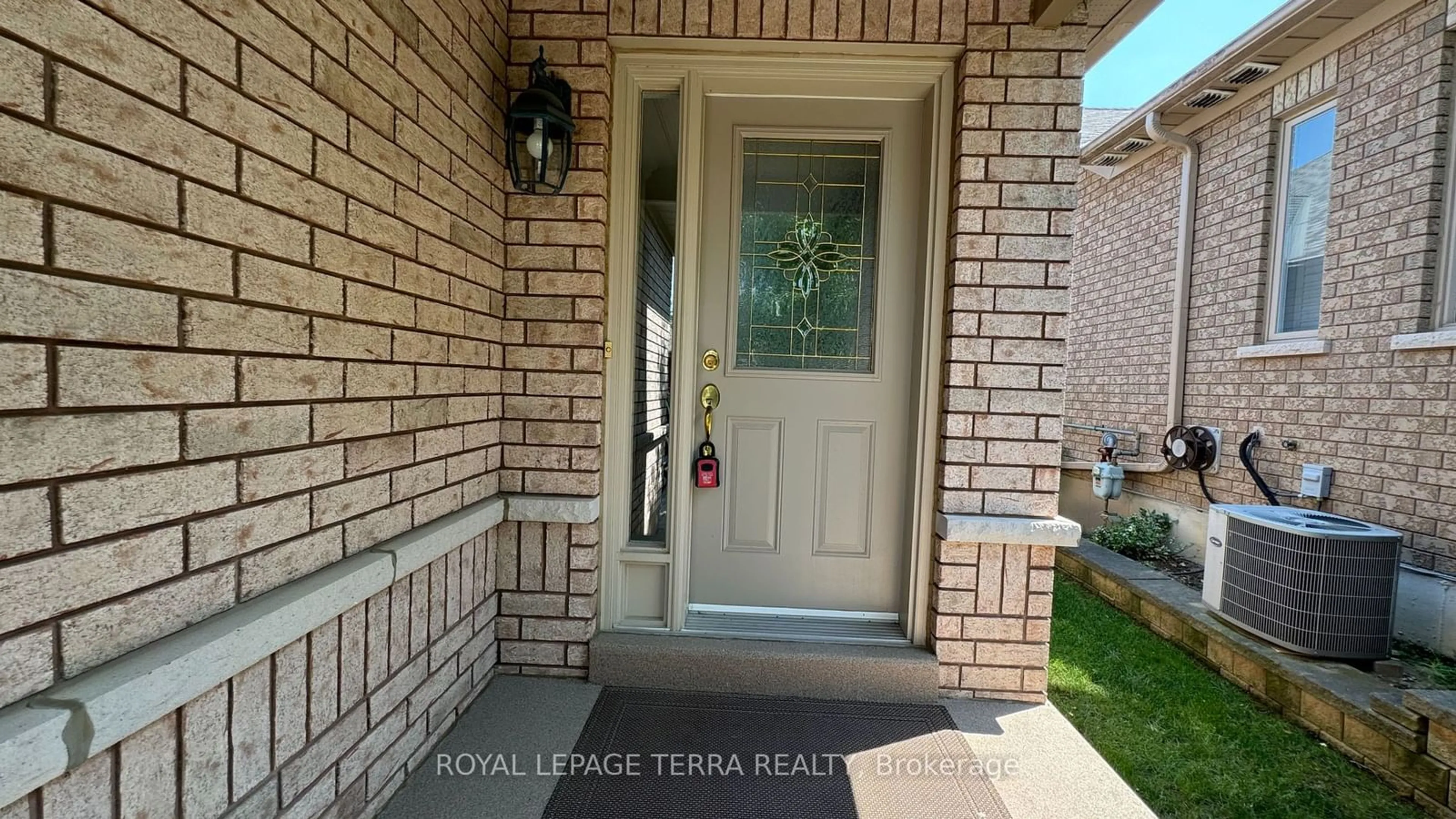 Indoor entryway for 13 Montebello Terr #13, New Tecumseth Ontario L9R 2H4