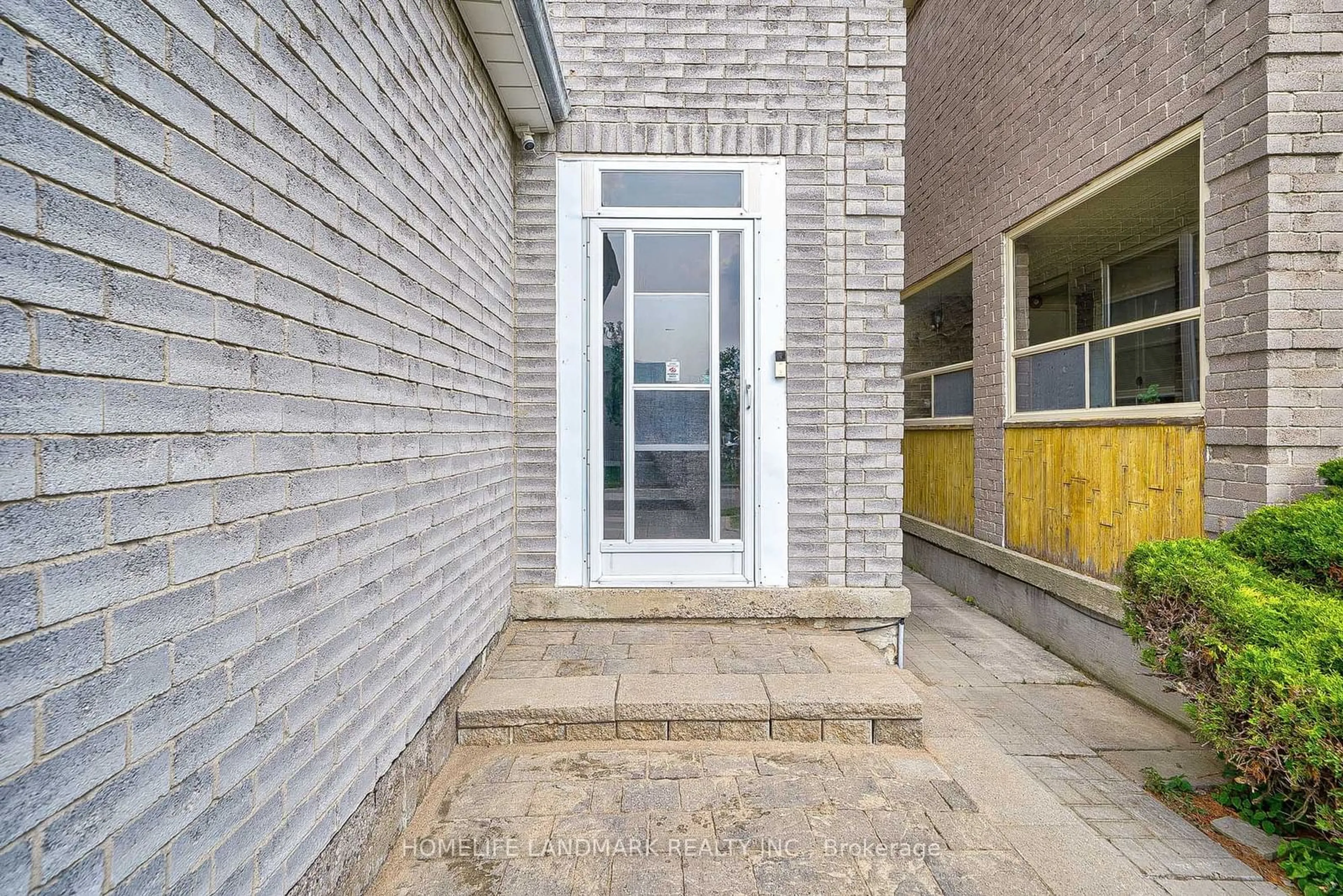 Patio for 121 Woodhall Rd, Markham Ontario L3S 1M9