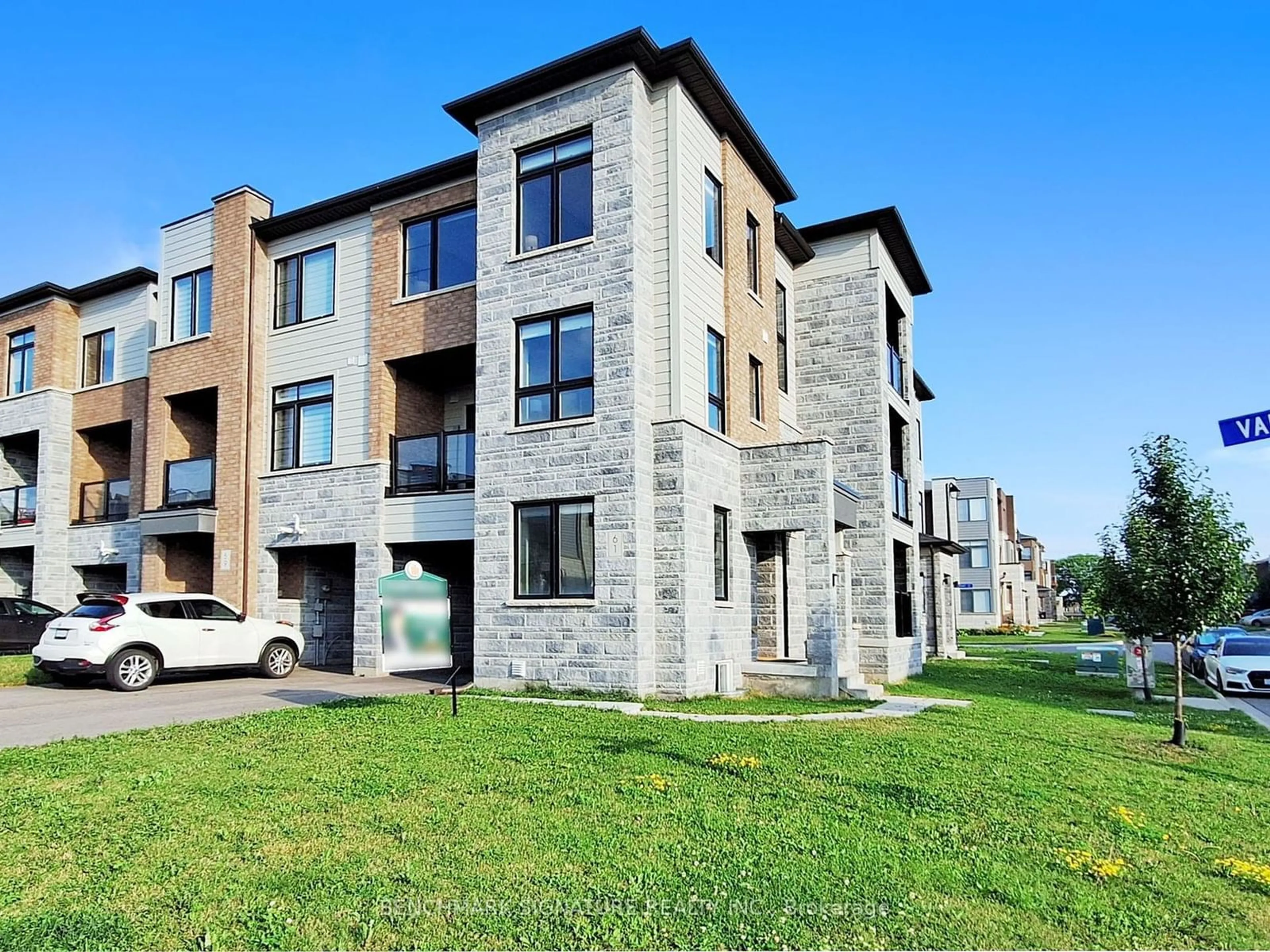 A pic from exterior of the house or condo for 61 Vantage Loop, Newmarket Ontario L3X 0K9