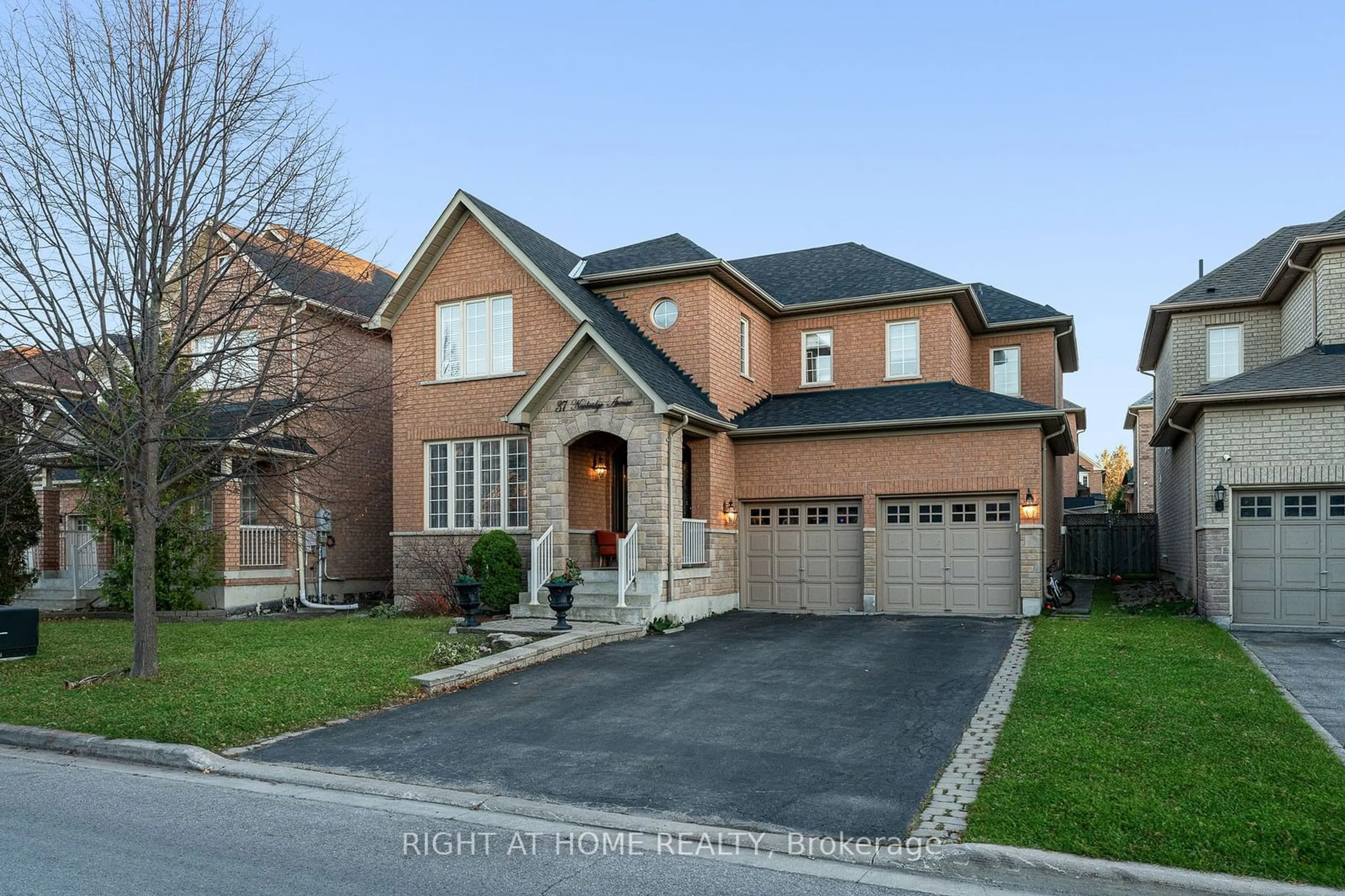 Frontside or backside of a home, the street view for 37 Newbridge Ave, Richmond Hill Ontario L4E 3Z9