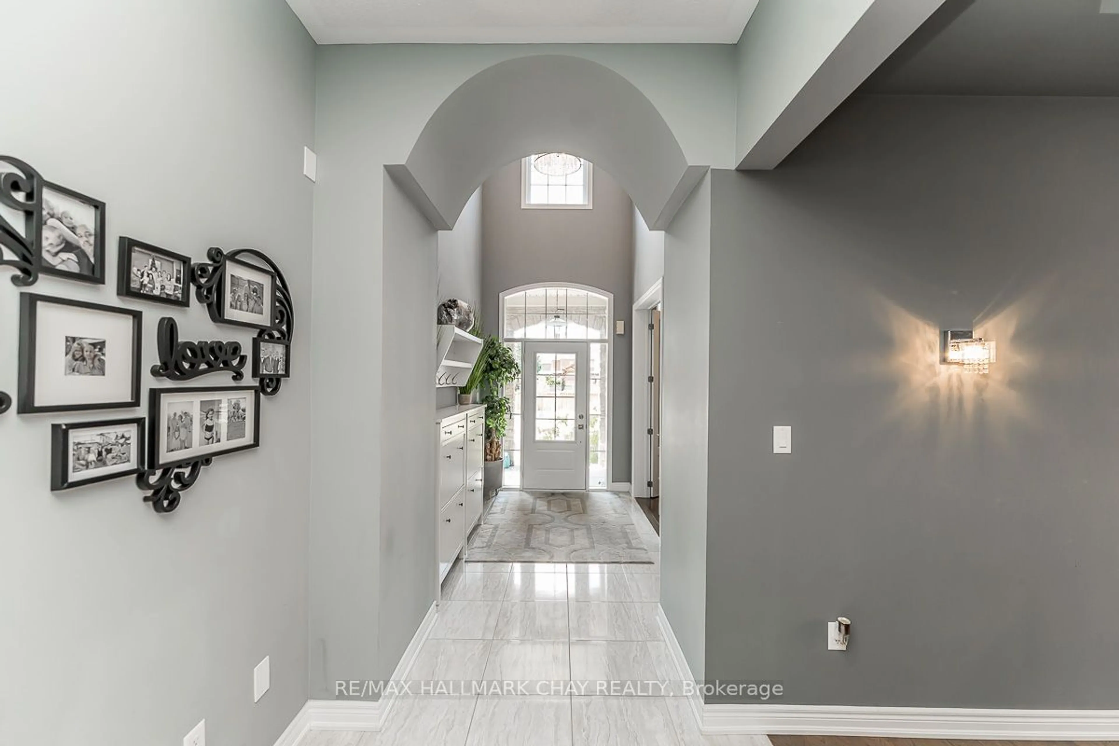 Indoor entryway for 51 cloverhill Cres, Innisfil Ontario L0L 1L0