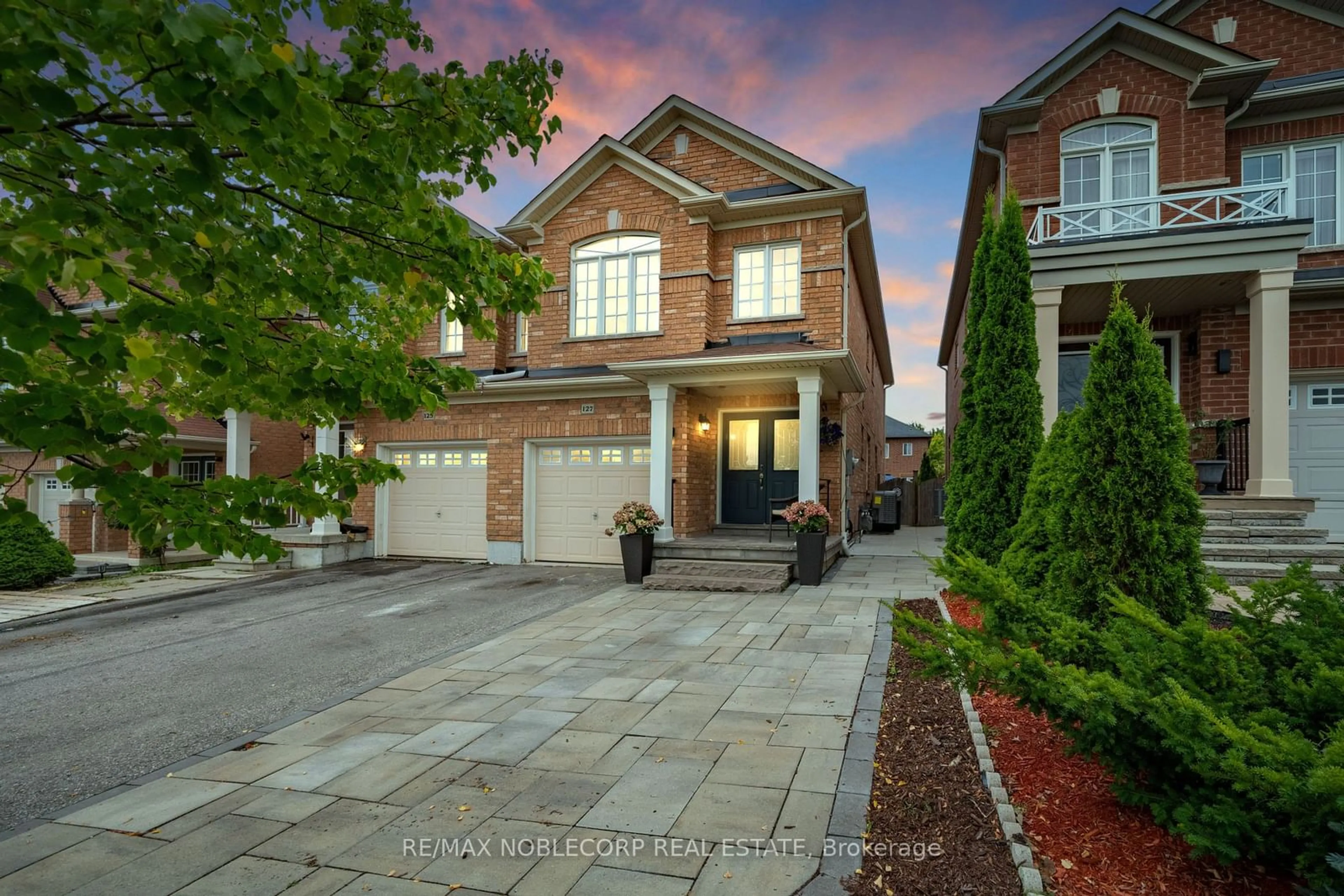 Home with brick exterior material for 127 Four Seasons Cres, Newmarket Ontario L9N 0C2