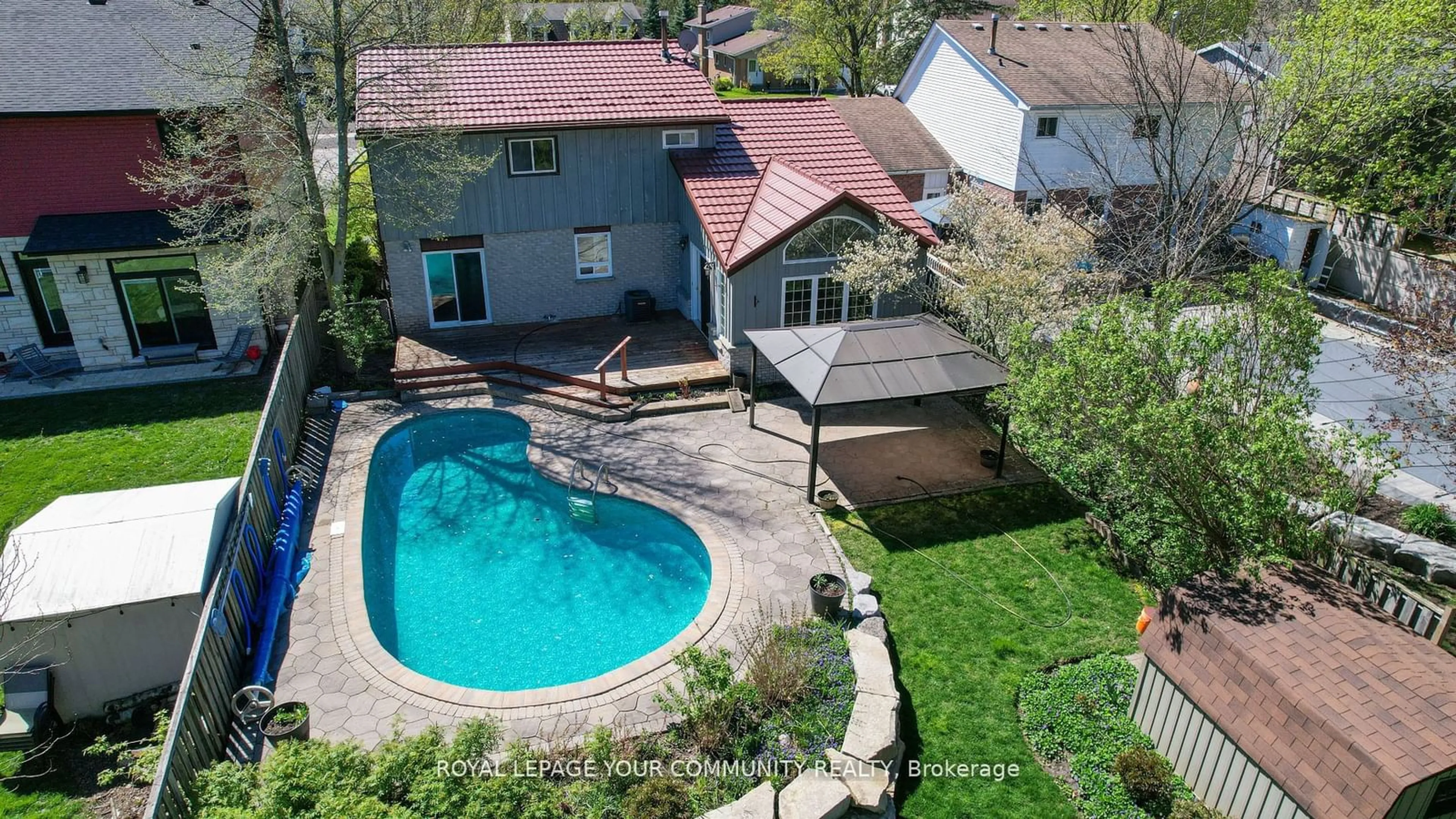 Indoor or outdoor pool for 70 Shannon Rd, East Gwillimbury Ontario L0G 1M0