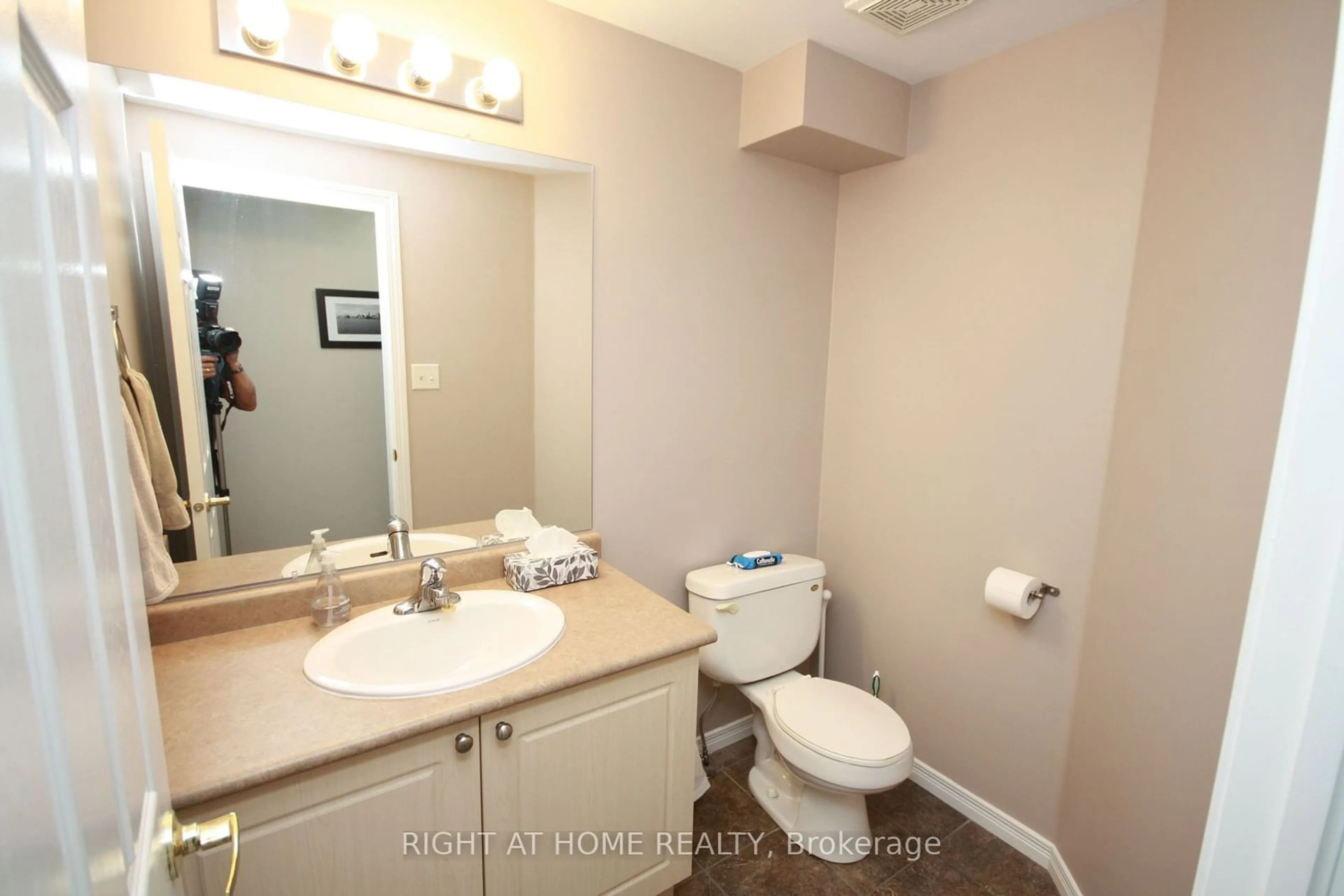 Standard bathroom for 2071 Osbond Rd, Innisfil Ontario L9S 0B6