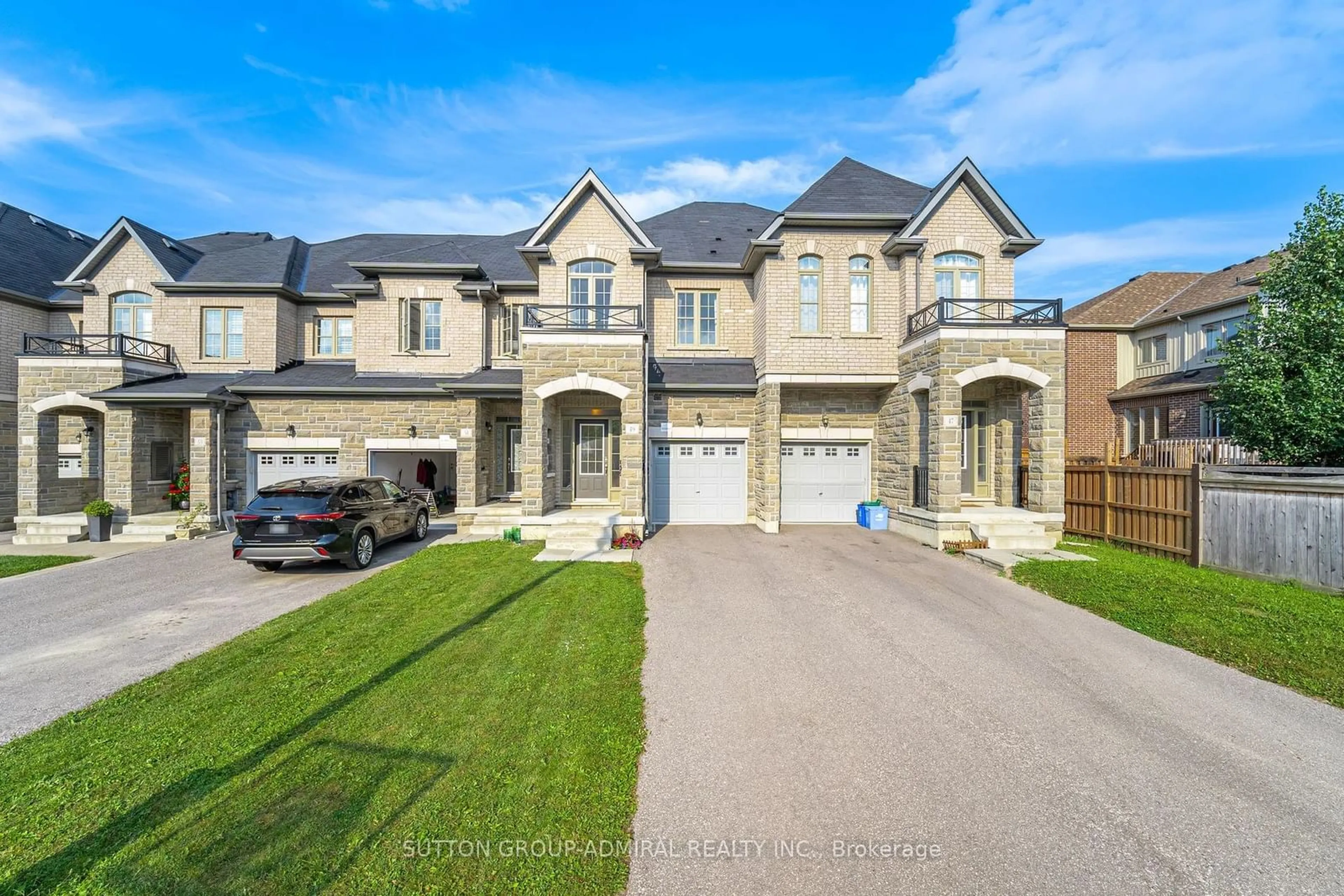 Frontside or backside of a home for 49 Walter Proctor Rd, East Gwillimbury Ontario L9N 0P1