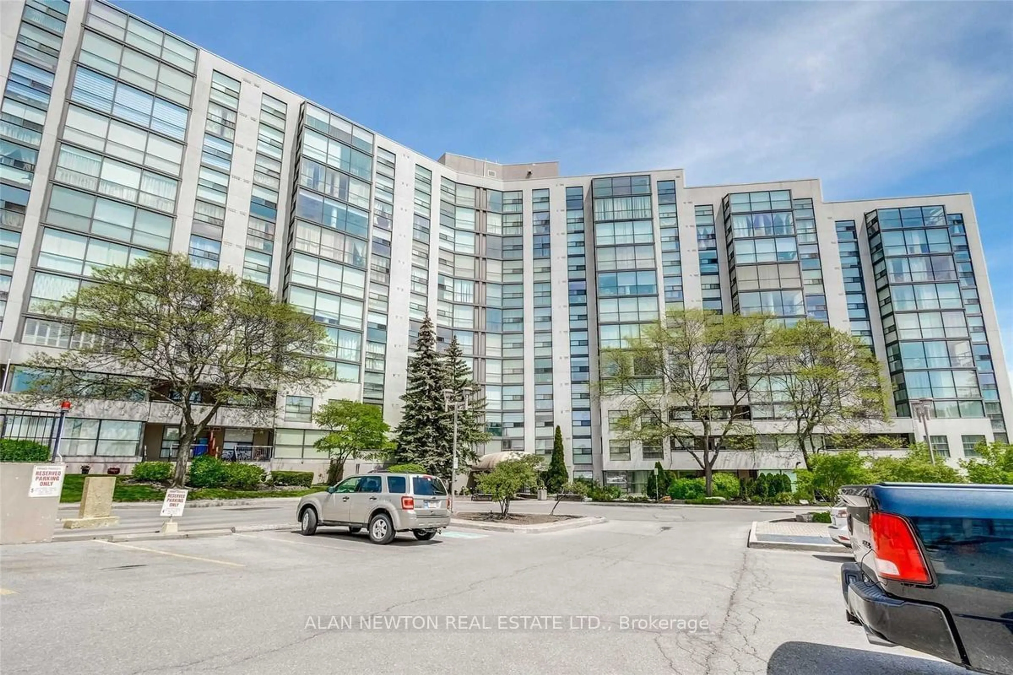 A pic from exterior of the house or condo, the street view for 30 Harding Blvd #315, Richmond Hill Ontario L4C 9M3