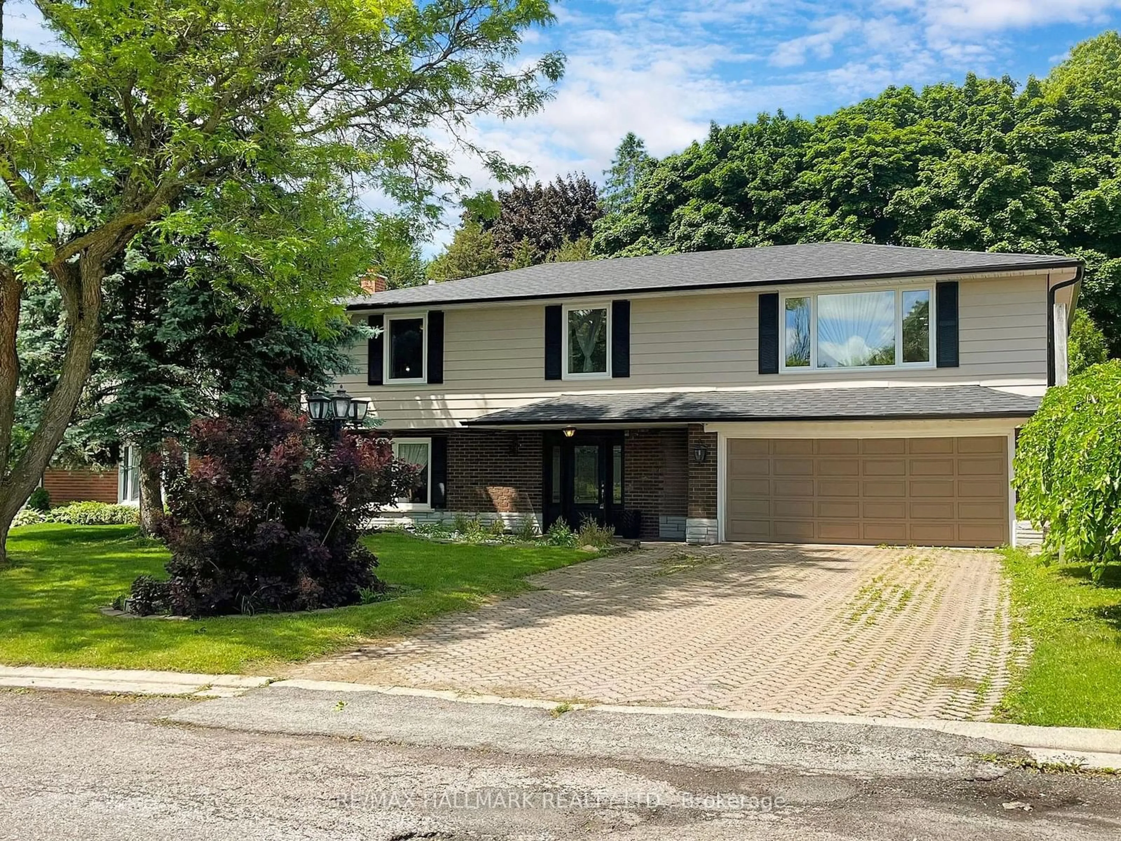 Frontside or backside of a home, the street view for 95 Beswick Dr, Newmarket Ontario L3Y 1E8