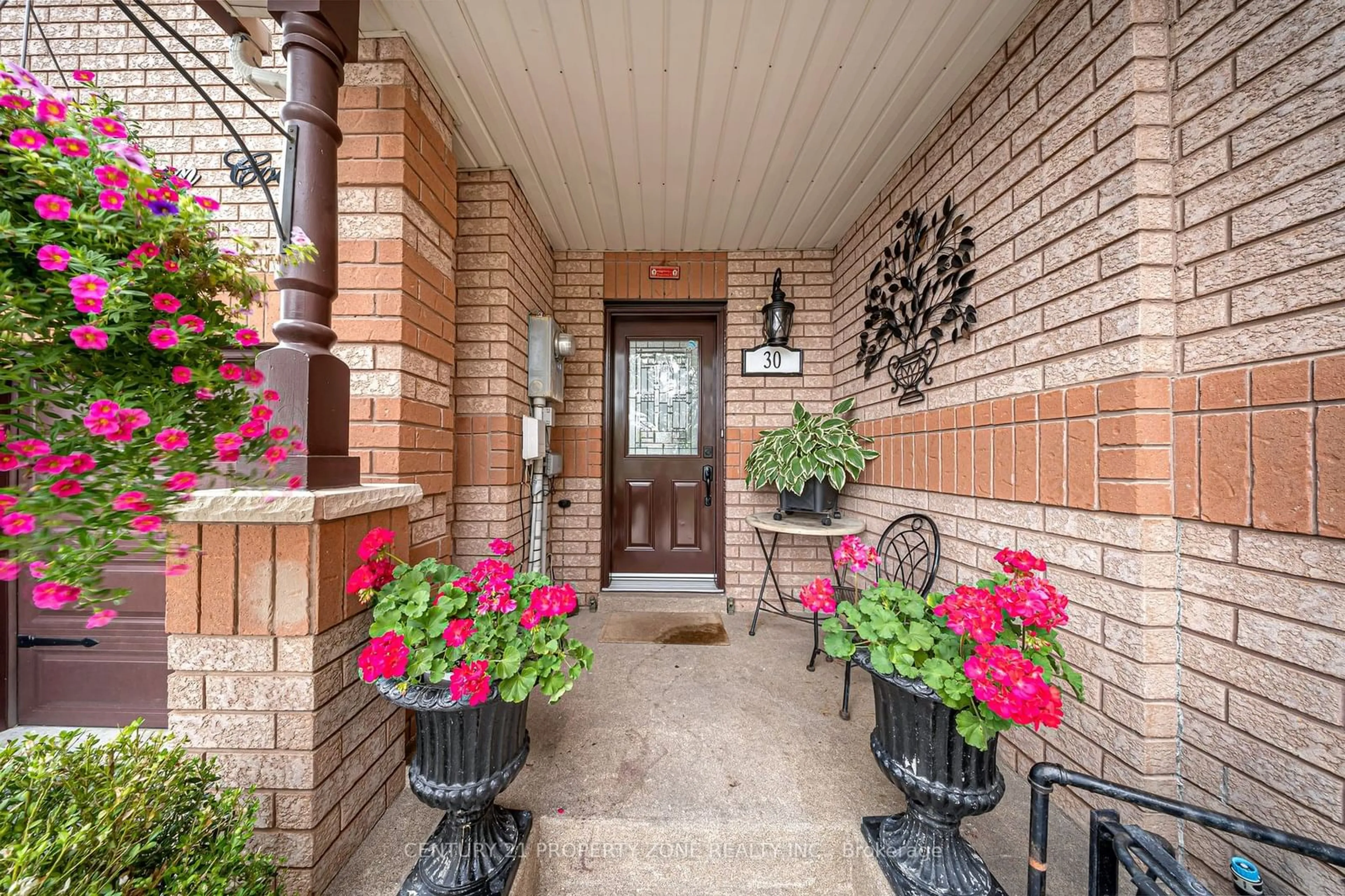 Indoor entryway for 30 Jensen Crt, Vaughan Ontario L6A 2T6