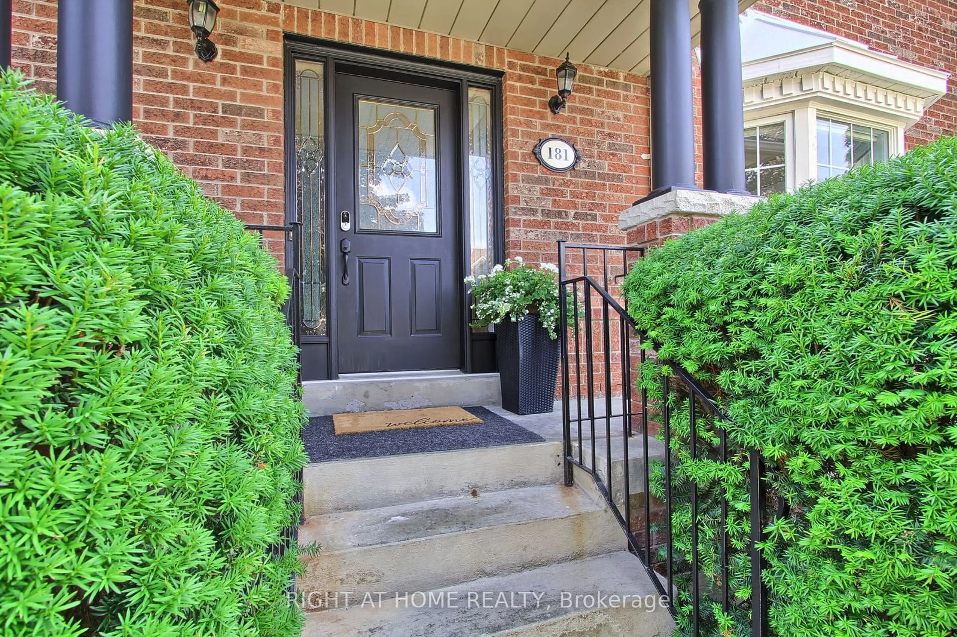 Indoor entryway for 181 Denise Circ, Newmarket Ontario L3X 2K2