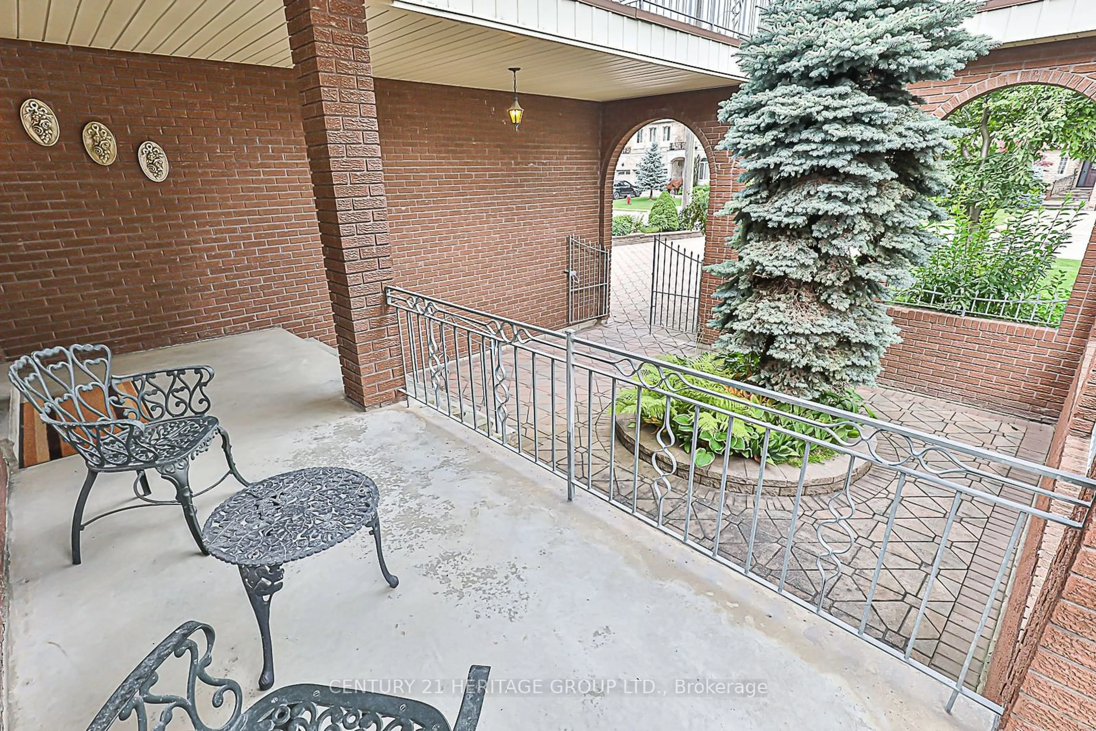 Patio, the front or back of building for 33 May Ave, Richmond Hill Ontario L4C 3S7