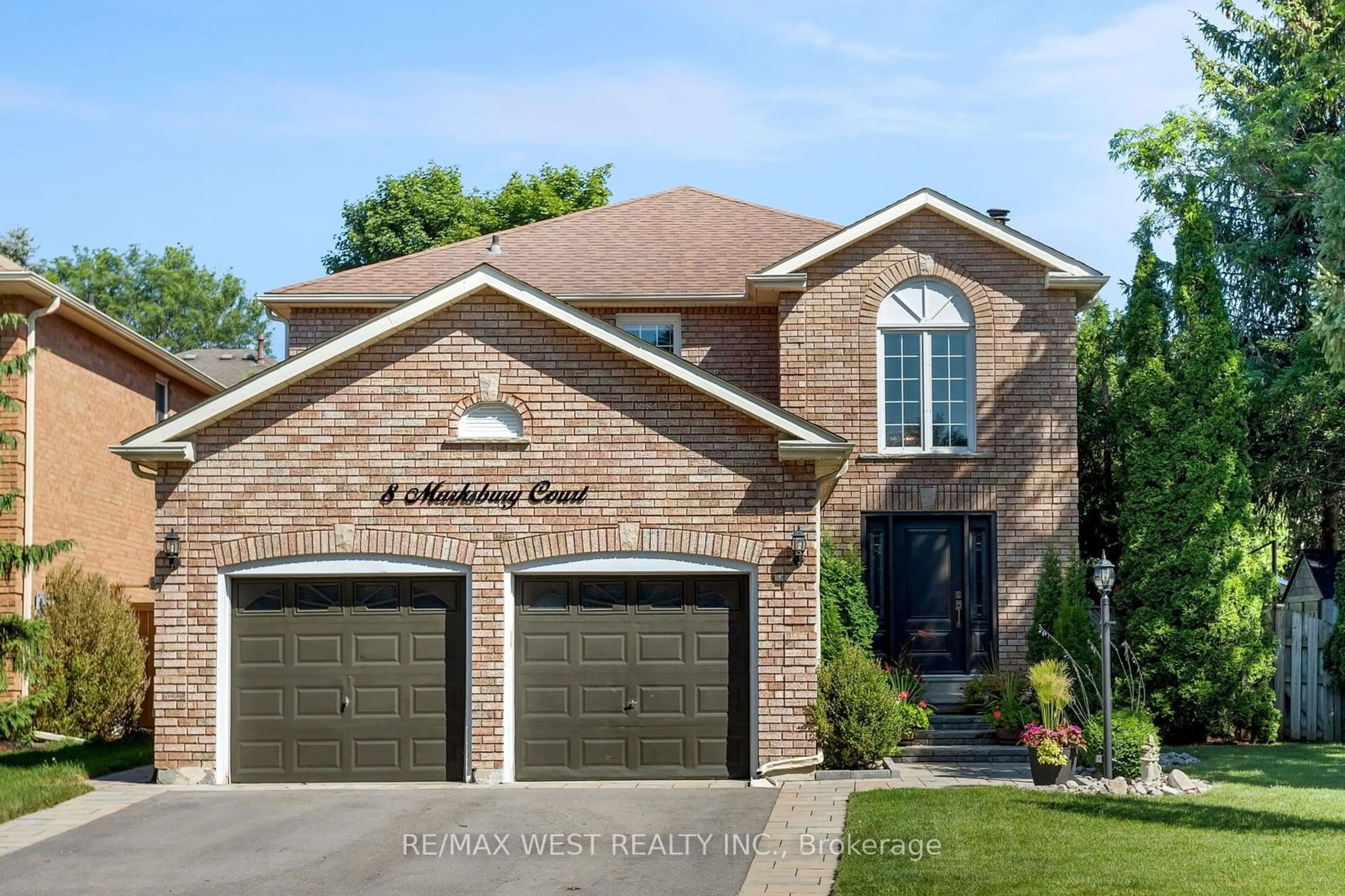 Home with brick exterior material for 8 Marksbury Crt, Aurora Ontario L4G 5G6