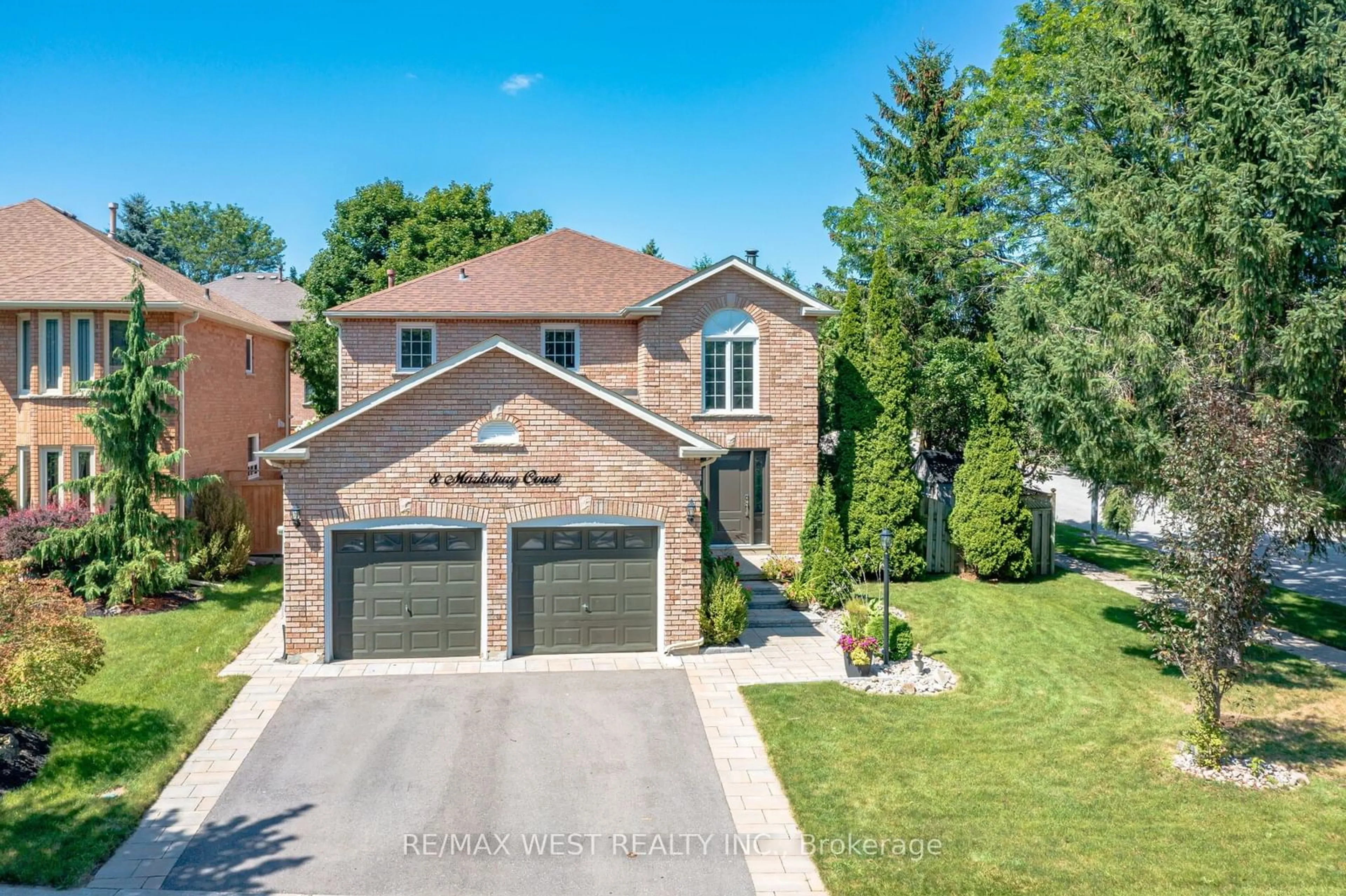 Home with brick exterior material for 8 Marksbury Crt, Aurora Ontario L4G 5G6