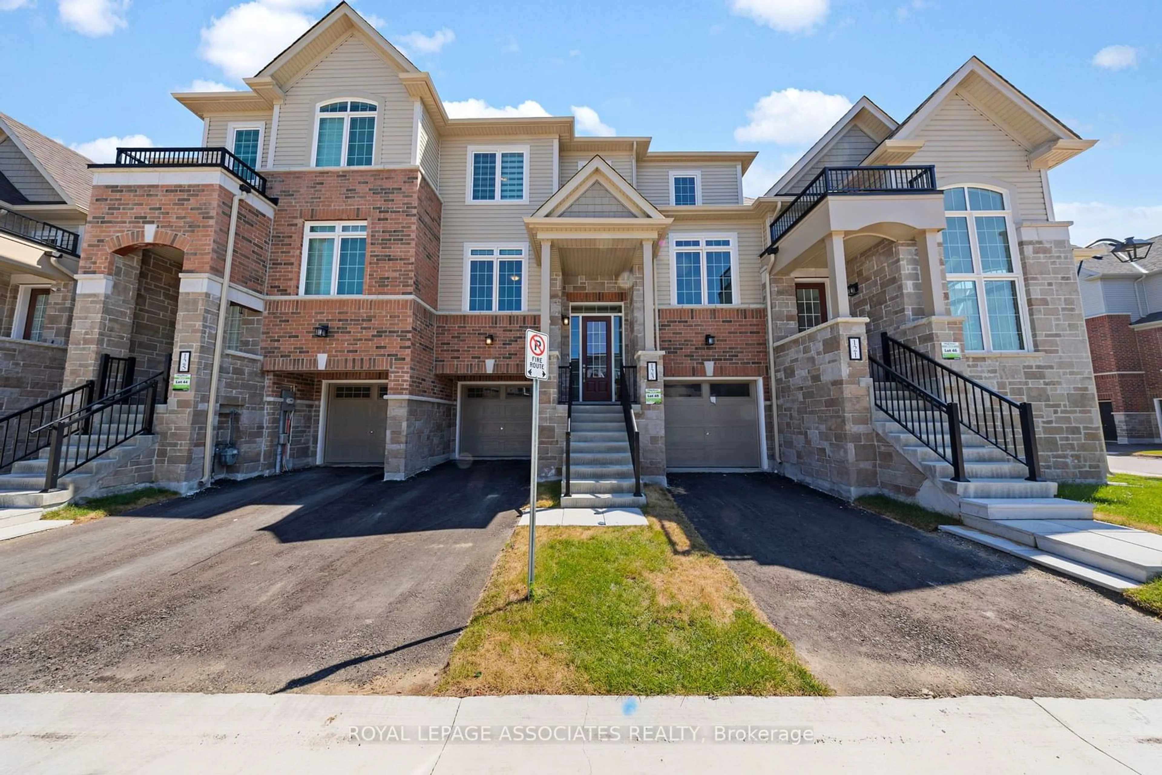 A pic from exterior of the house or condo for 123 Lyall Stokes Circ, East Gwillimbury Ontario L0G 1M0