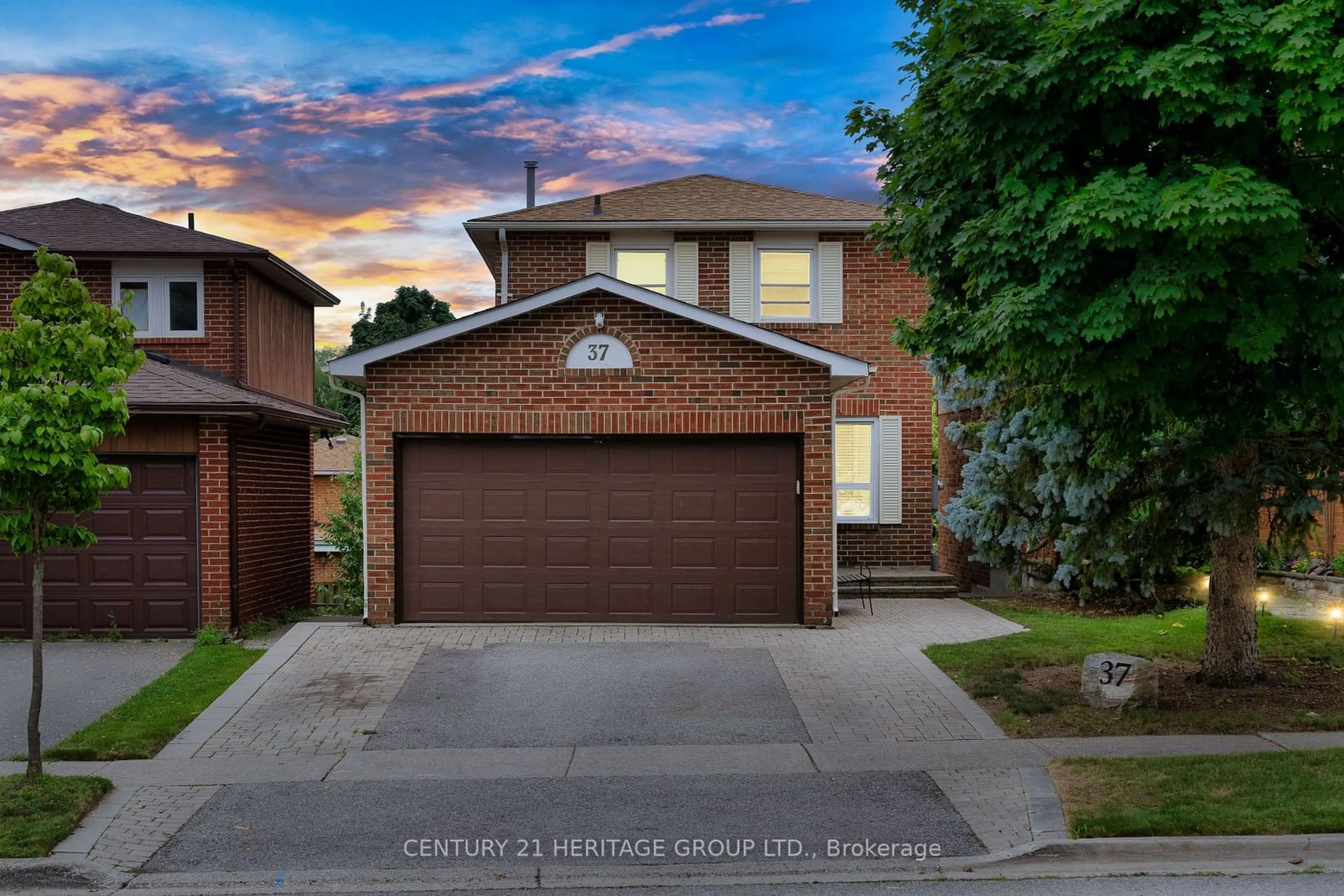 A pic from exterior of the house or condo for 37 Gray Cres, Richmond Hill Ontario L4C 5V4