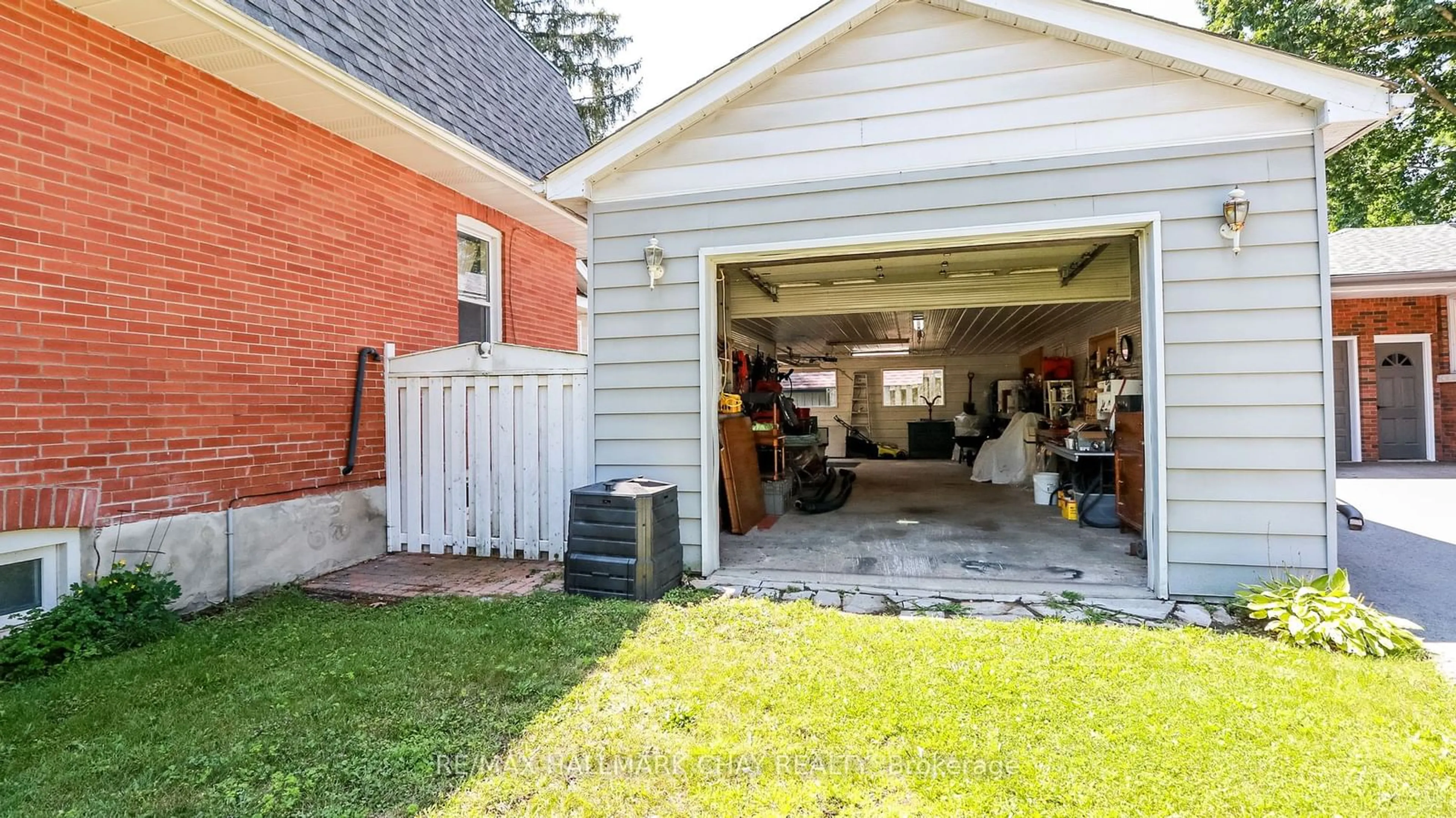 Indoor garage for 46 Church St, New Tecumseth Ontario L9R 1G9