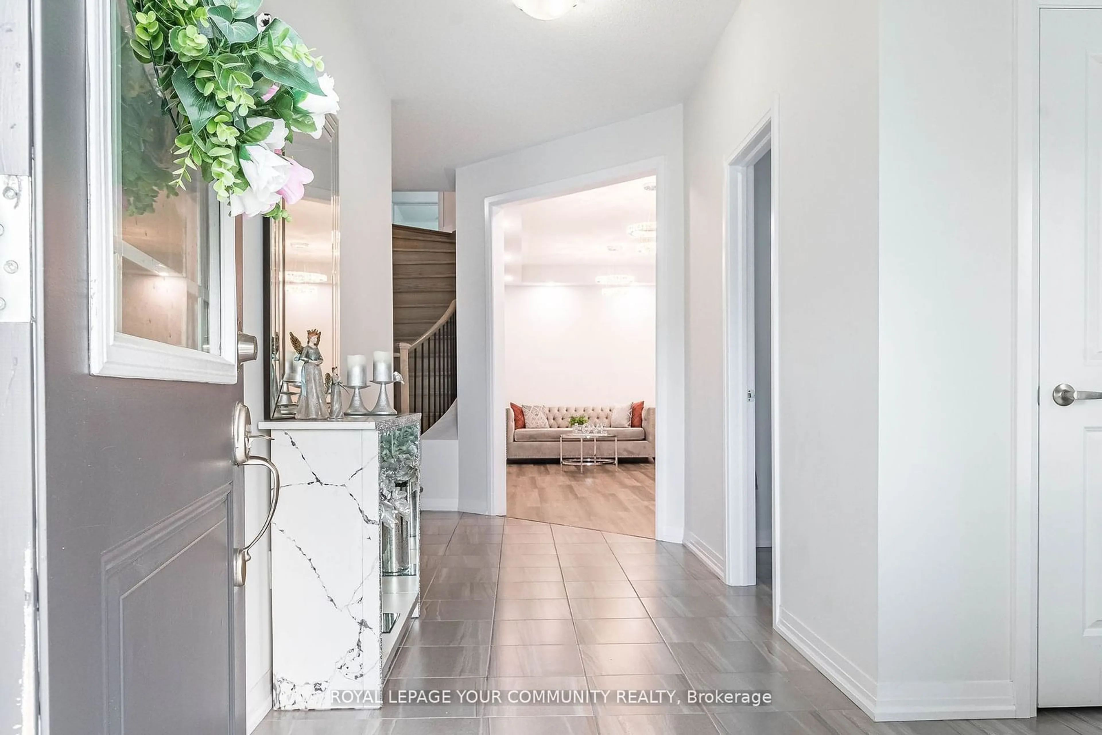 Indoor entryway for 259 Chelsea Cres, Bradford West Gwillimbury Ontario L3Z 4G7