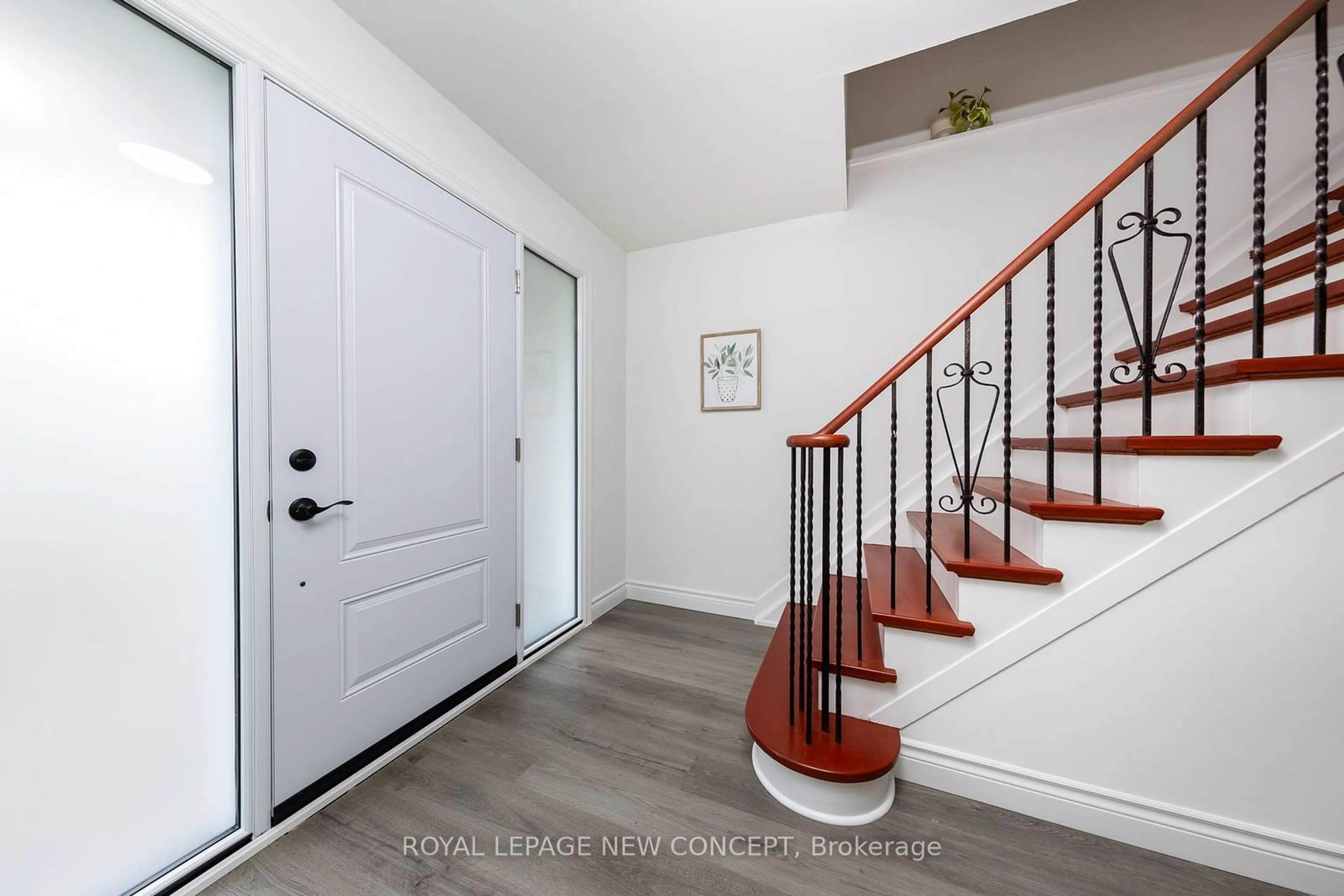 Indoor entryway for 151 Grandview Ave, Markham Ontario L3T 1H9