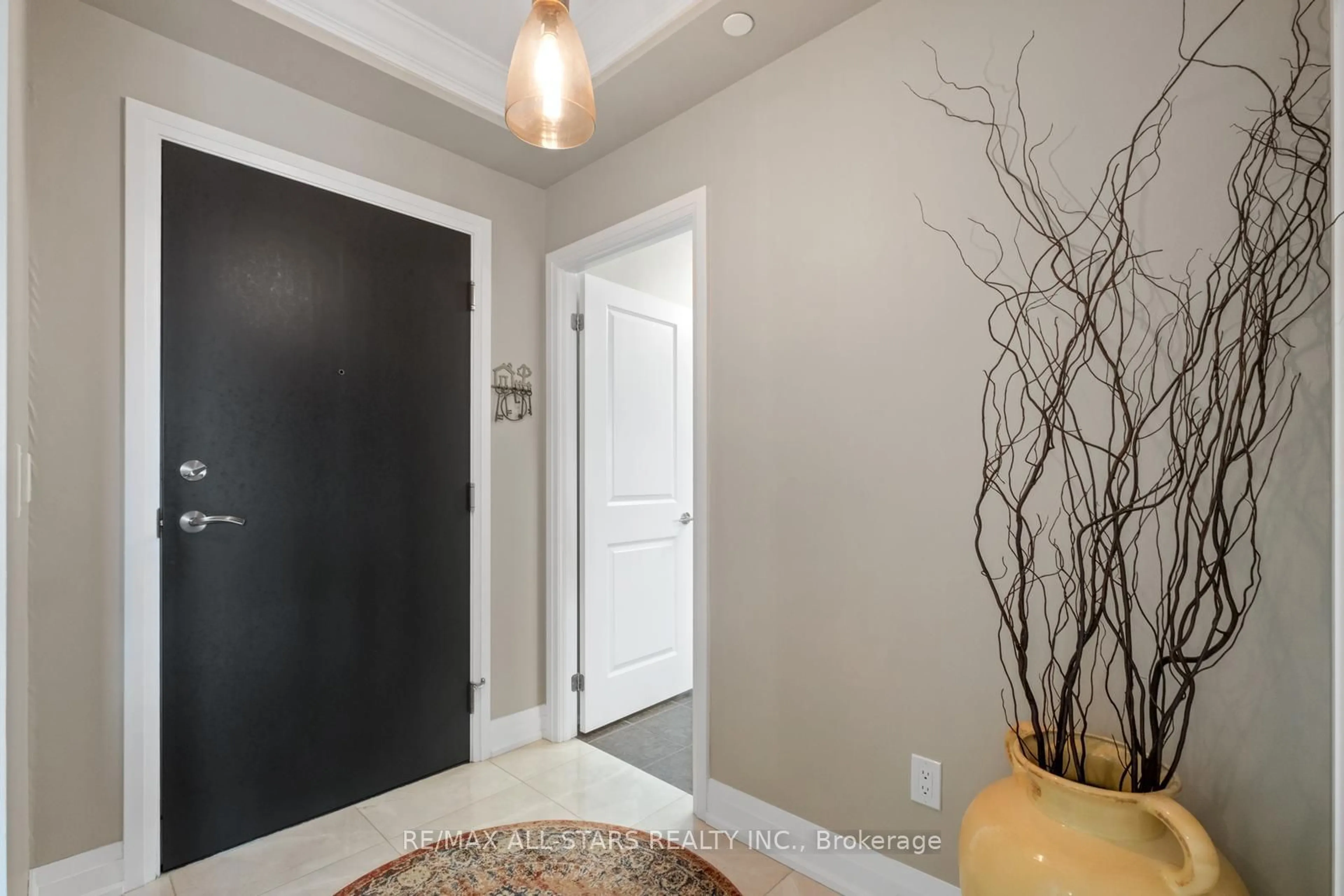 Indoor entryway for 25 Baker Hill Blvd #203, Whitchurch-Stouffville Ontario L4A 4R5