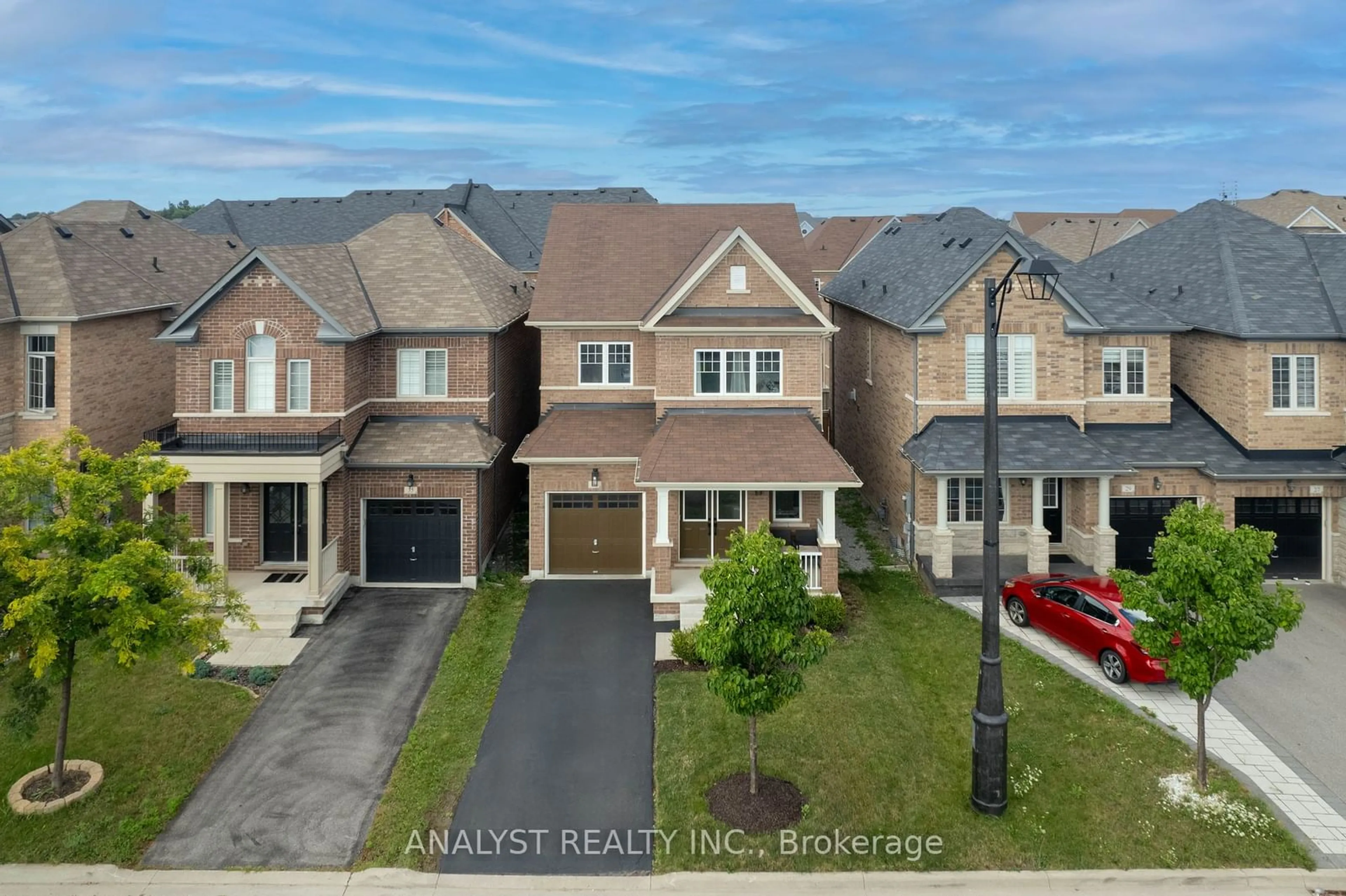 Frontside or backside of a home for 31 Pelham Dr, Vaughan Ontario L4H 3Z8