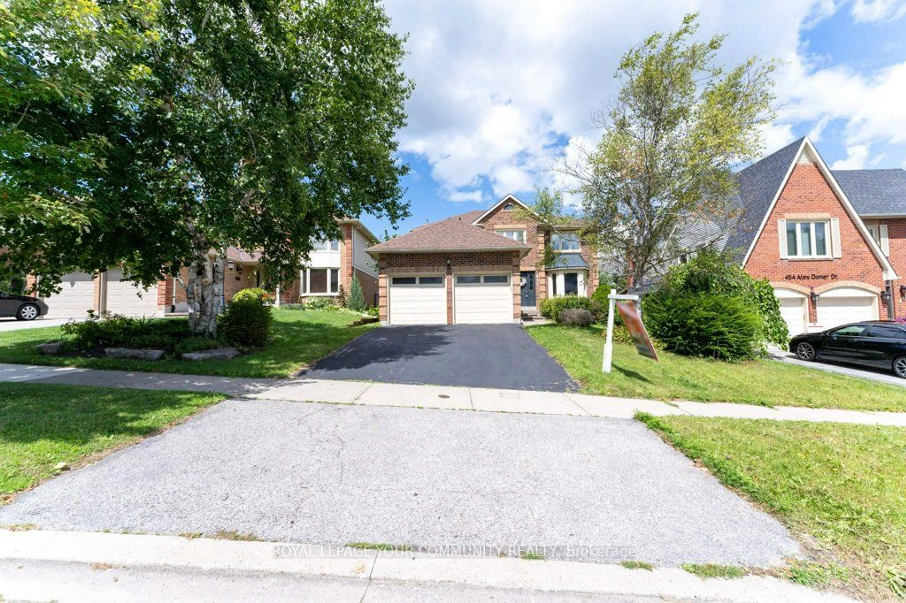 Frontside or backside of a home, the street view for 452 Alex Doner Dr, Newmarket Ontario L3X 1C1