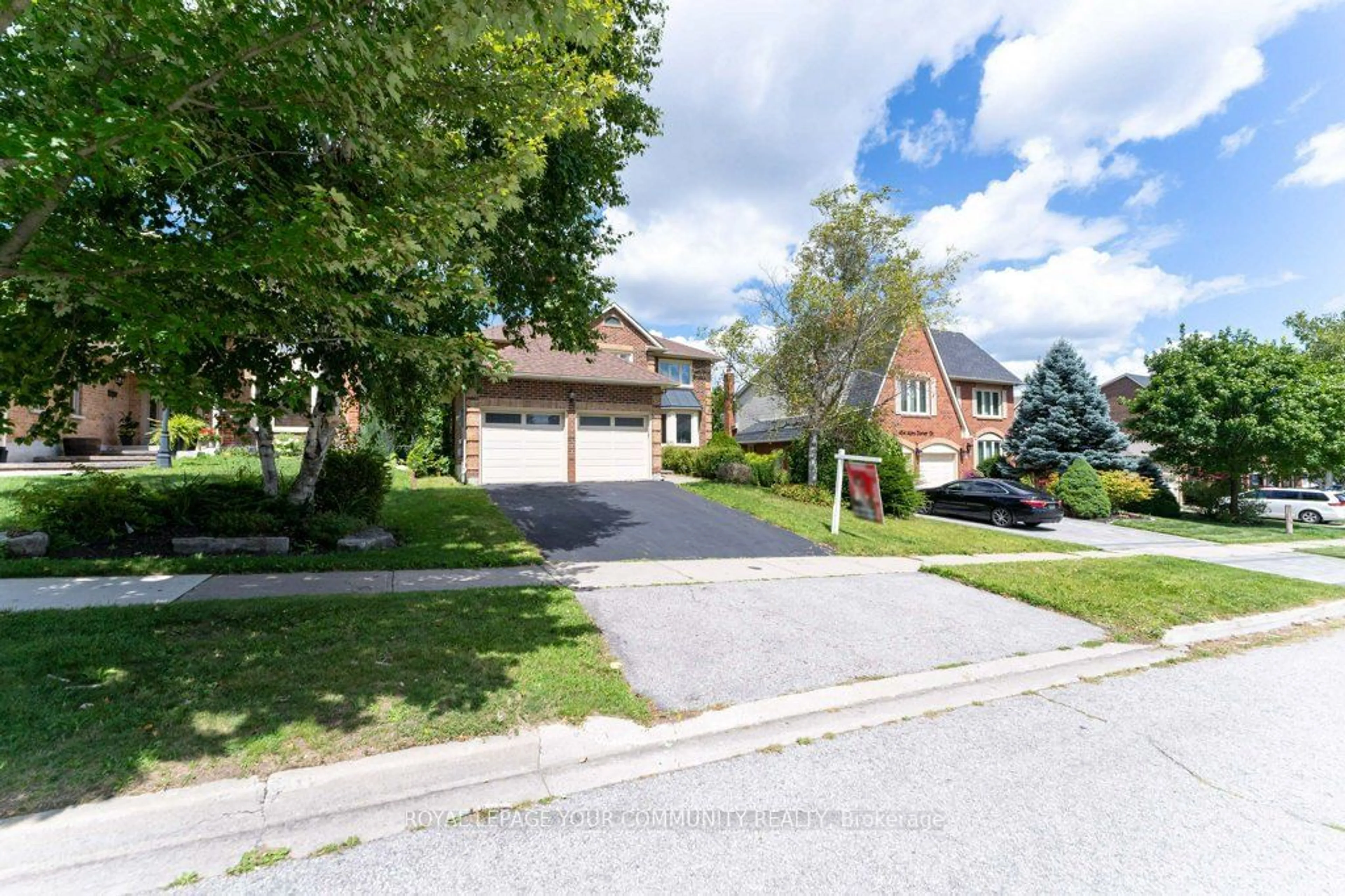 Frontside or backside of a home, the street view for 452 Alex Doner Dr, Newmarket Ontario L3X 1C1