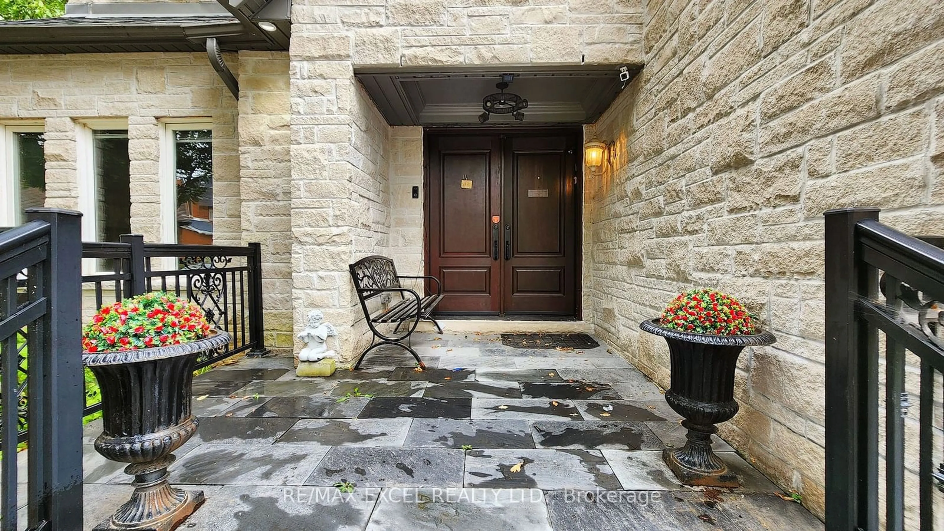 Indoor entryway for 25 Conistan Rd, Markham Ontario L3R 8K8