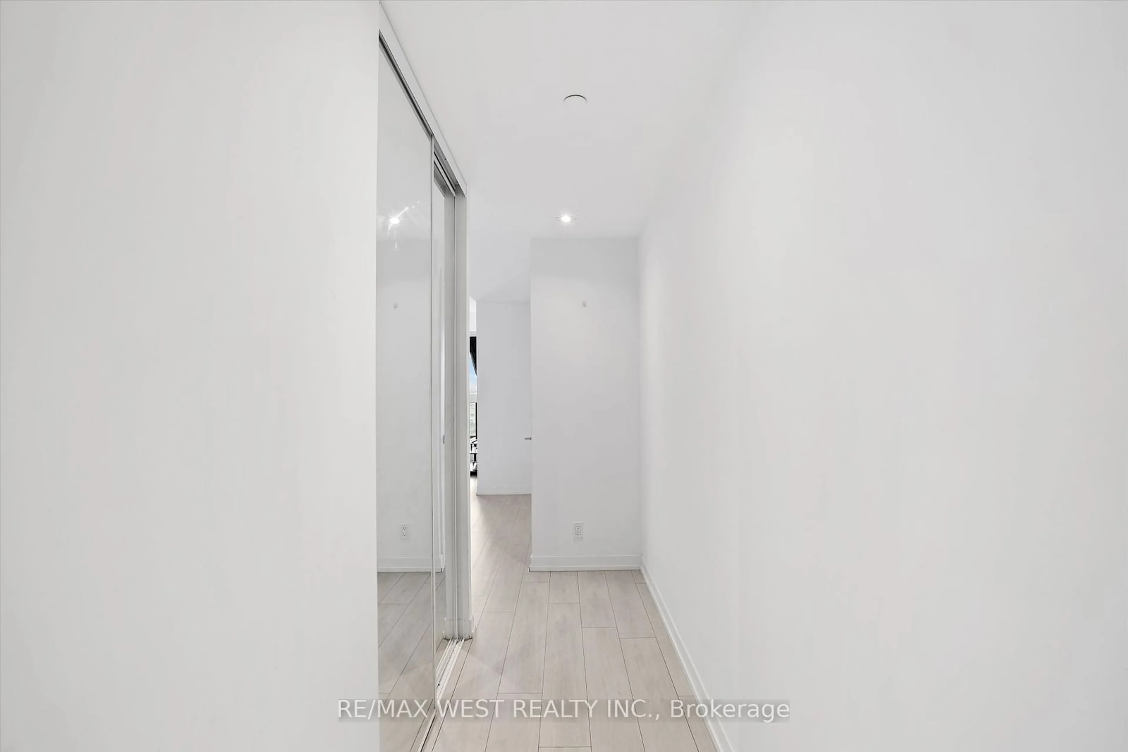 Indoor foyer for 950 Portage Pkwy #509, Vaughan Ontario L4K 0J7