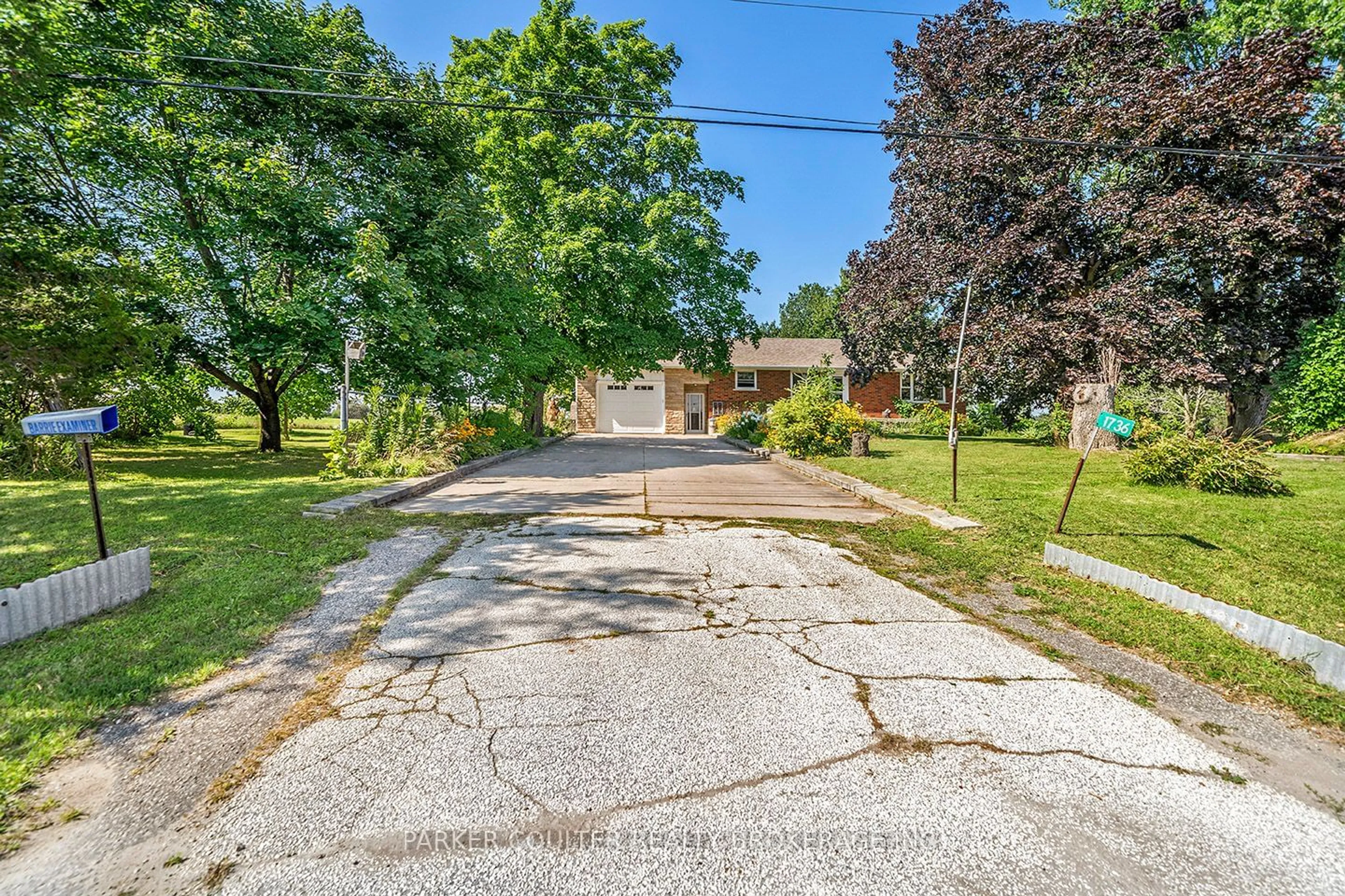 A pic from exterior of the house or condo, the street view for 1736 Killarney Beach Rd, Innisfil Ontario L0L 1W0